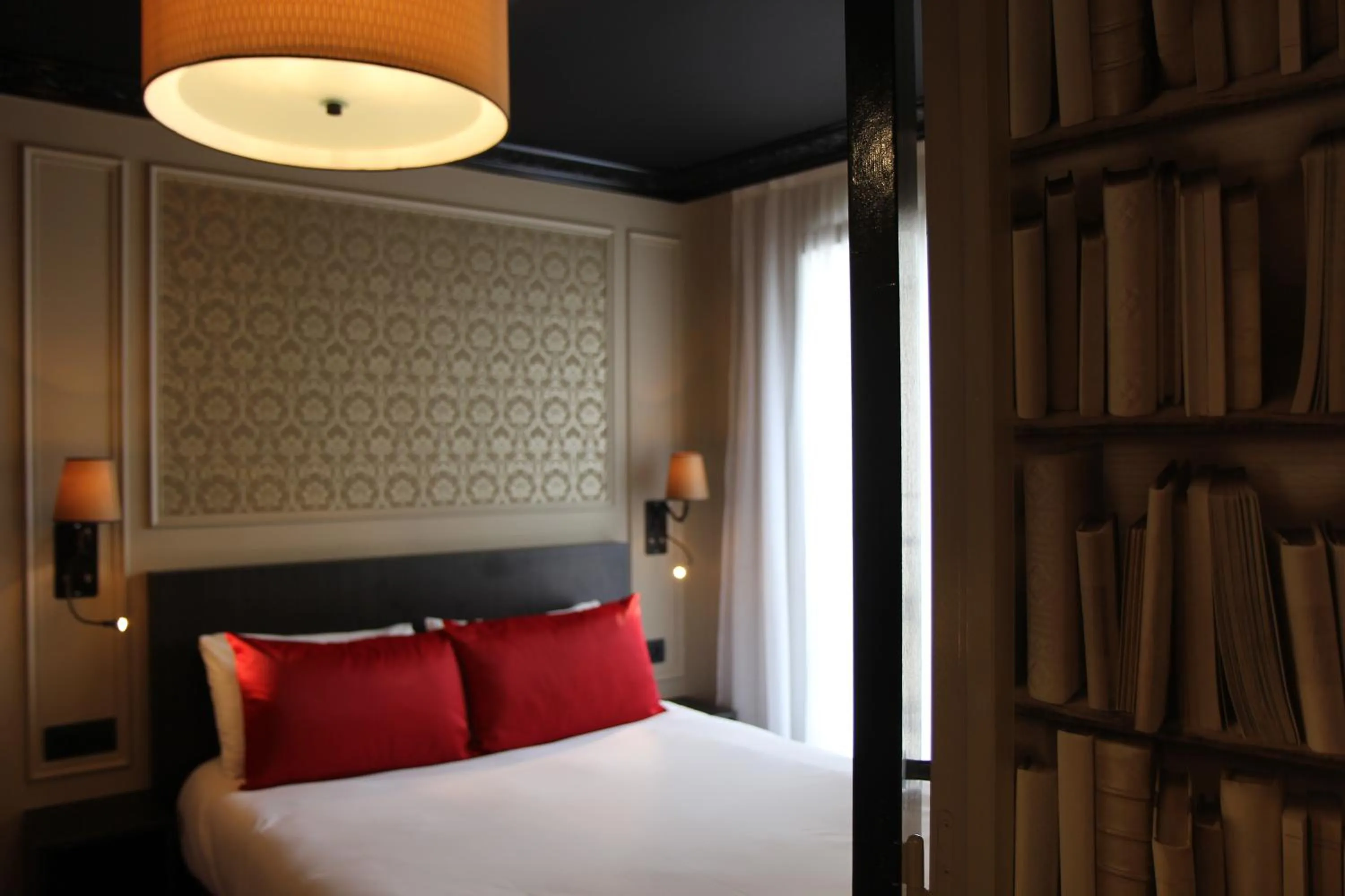 Bed in Best Western Le Montmartre – Saint Pierre