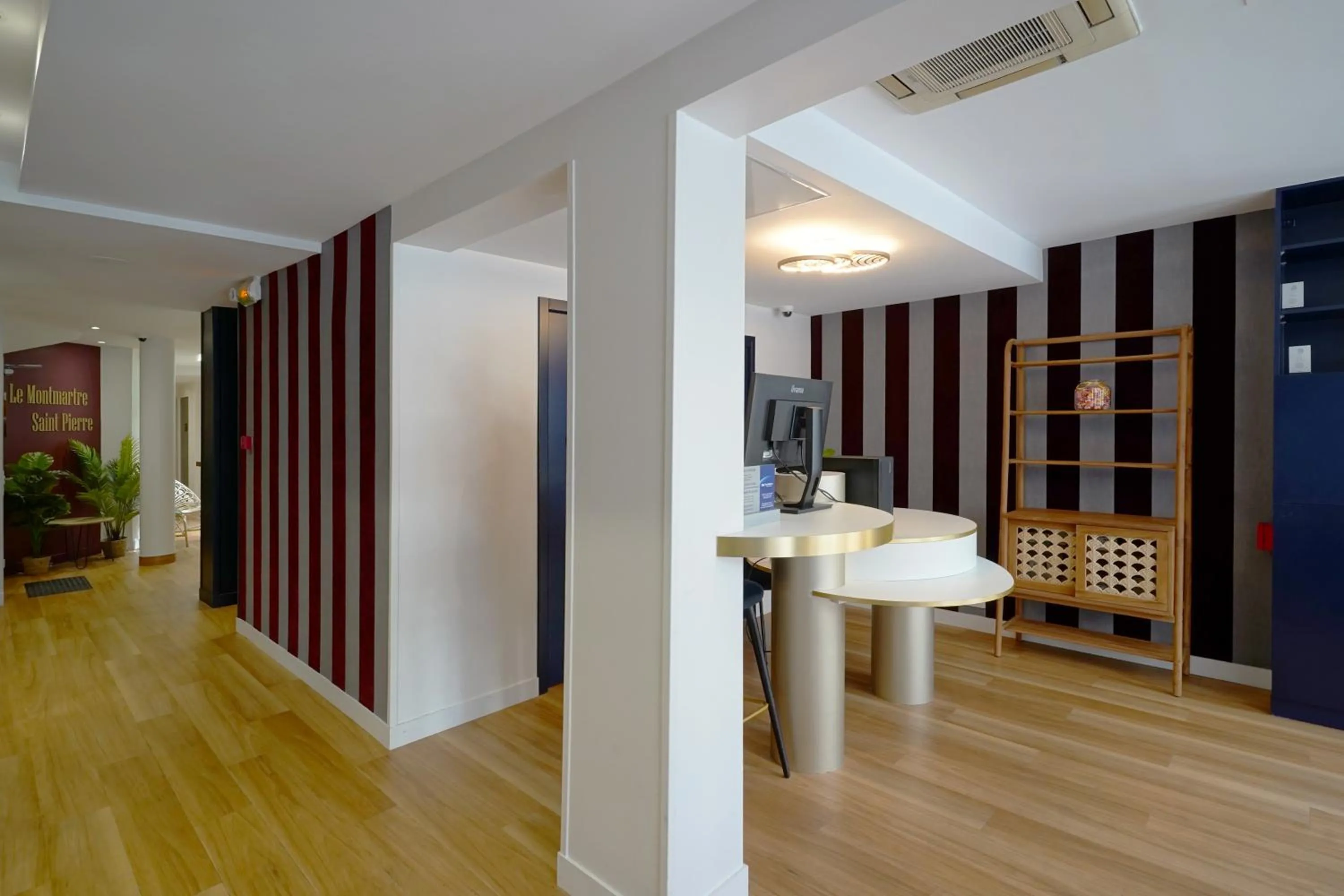 Lobby or reception in Best Western Le Montmartre – Saint Pierre