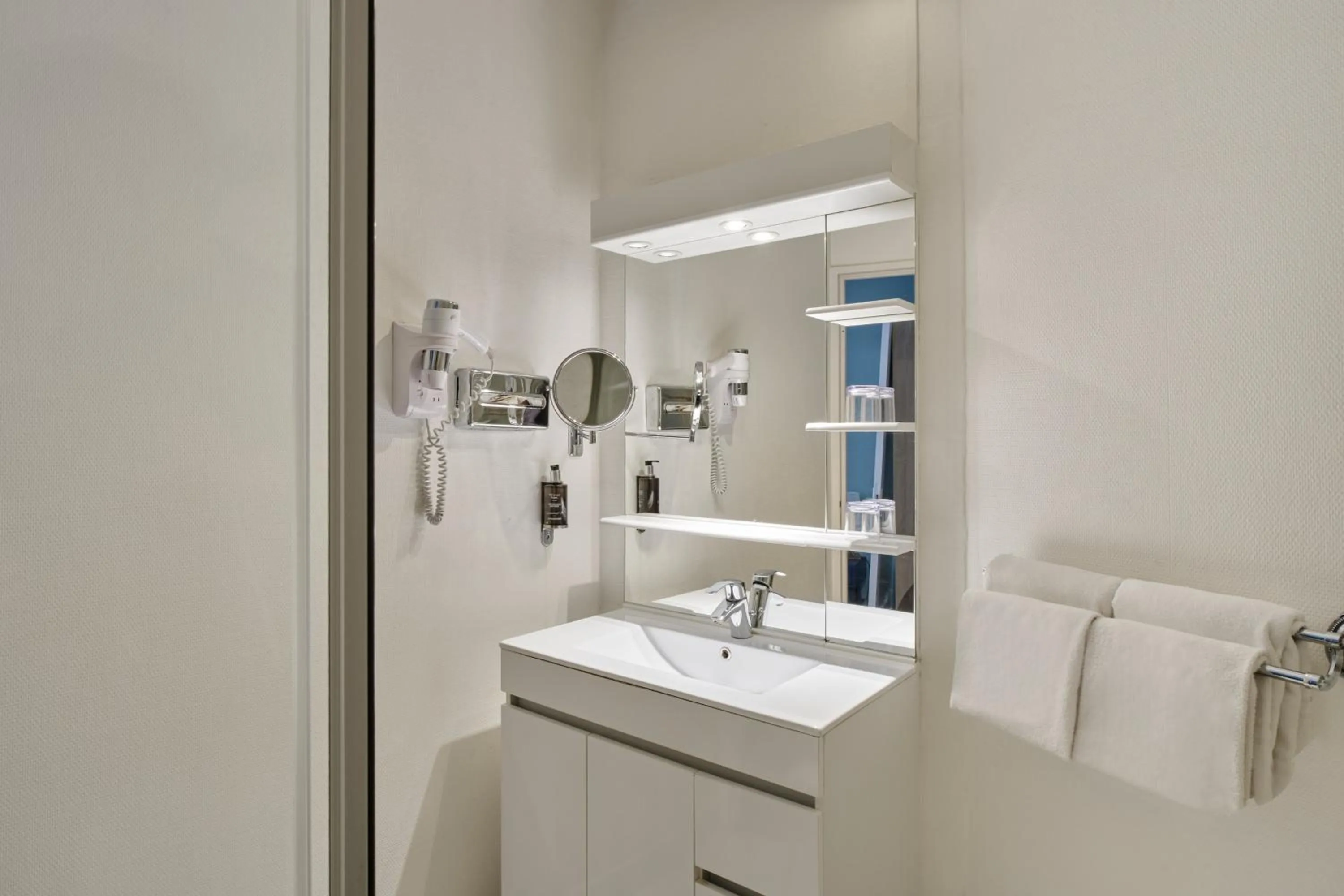 Bathroom in Abaca Messidor by Happyculture