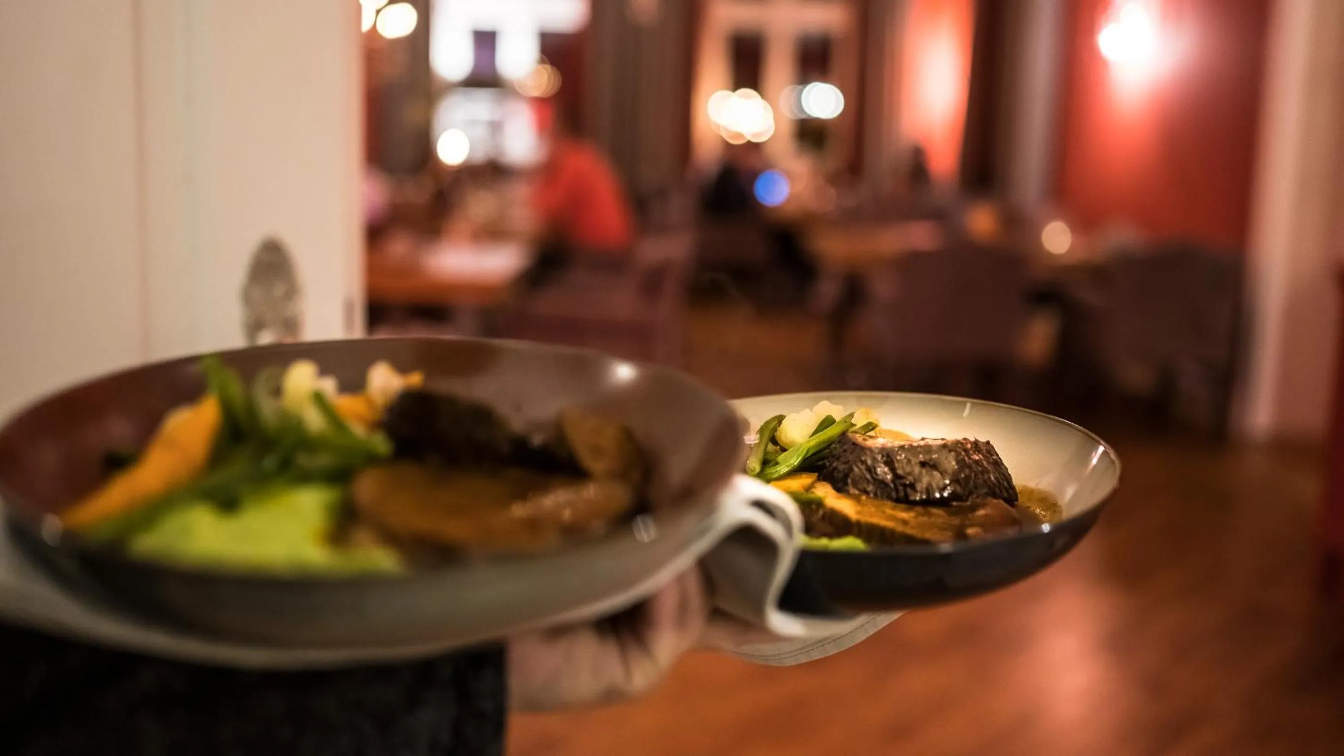 Restaurant/places to eat in Schloss Kaarz mit Park