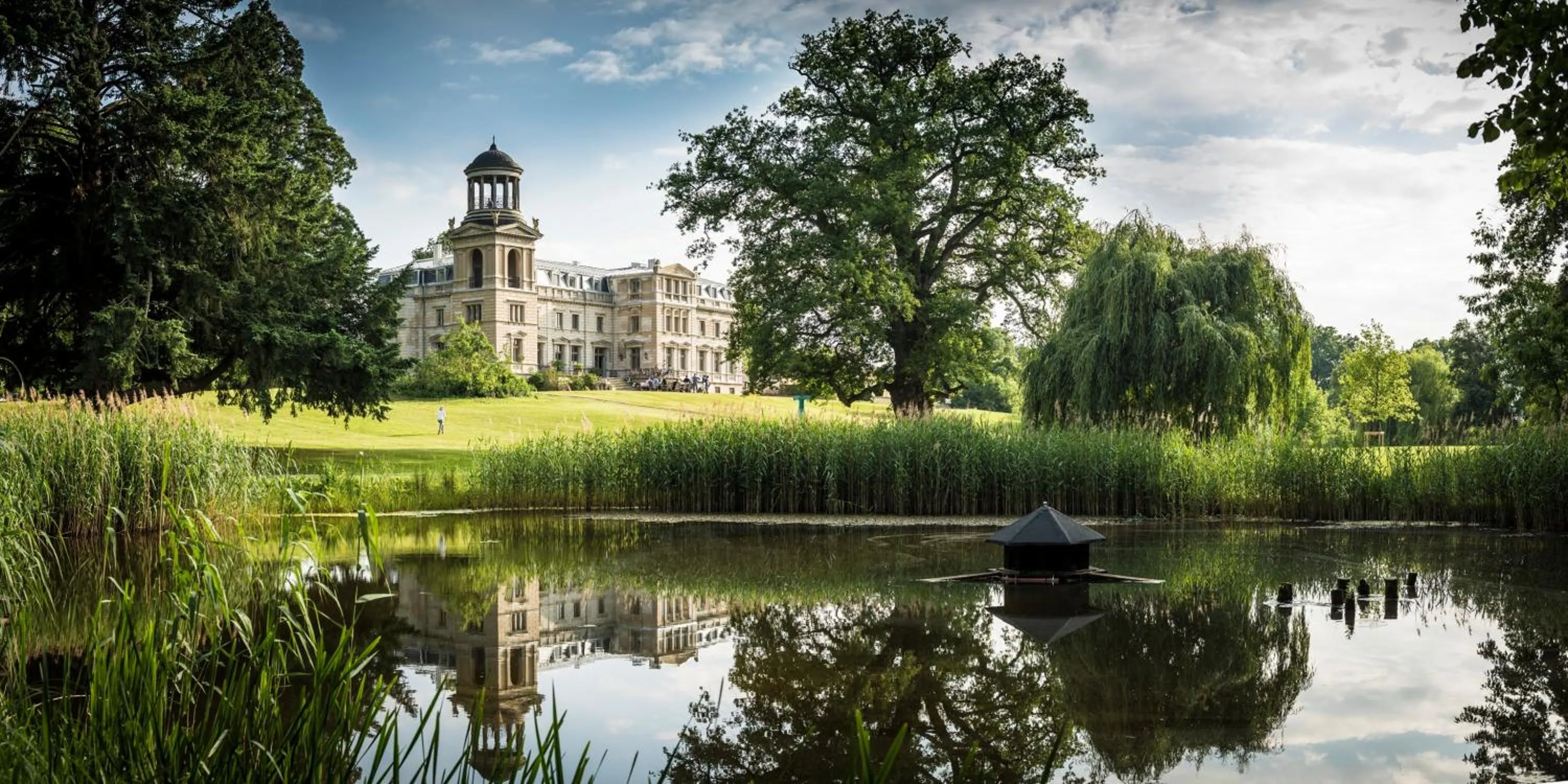 Property building in Schloss Kaarz mit Park