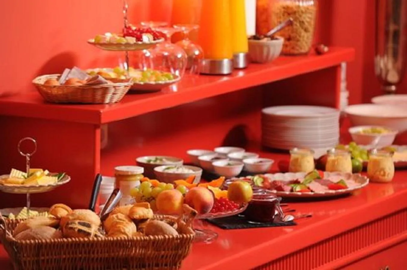 Buffet breakfast in Schloss Kaarz mit Park