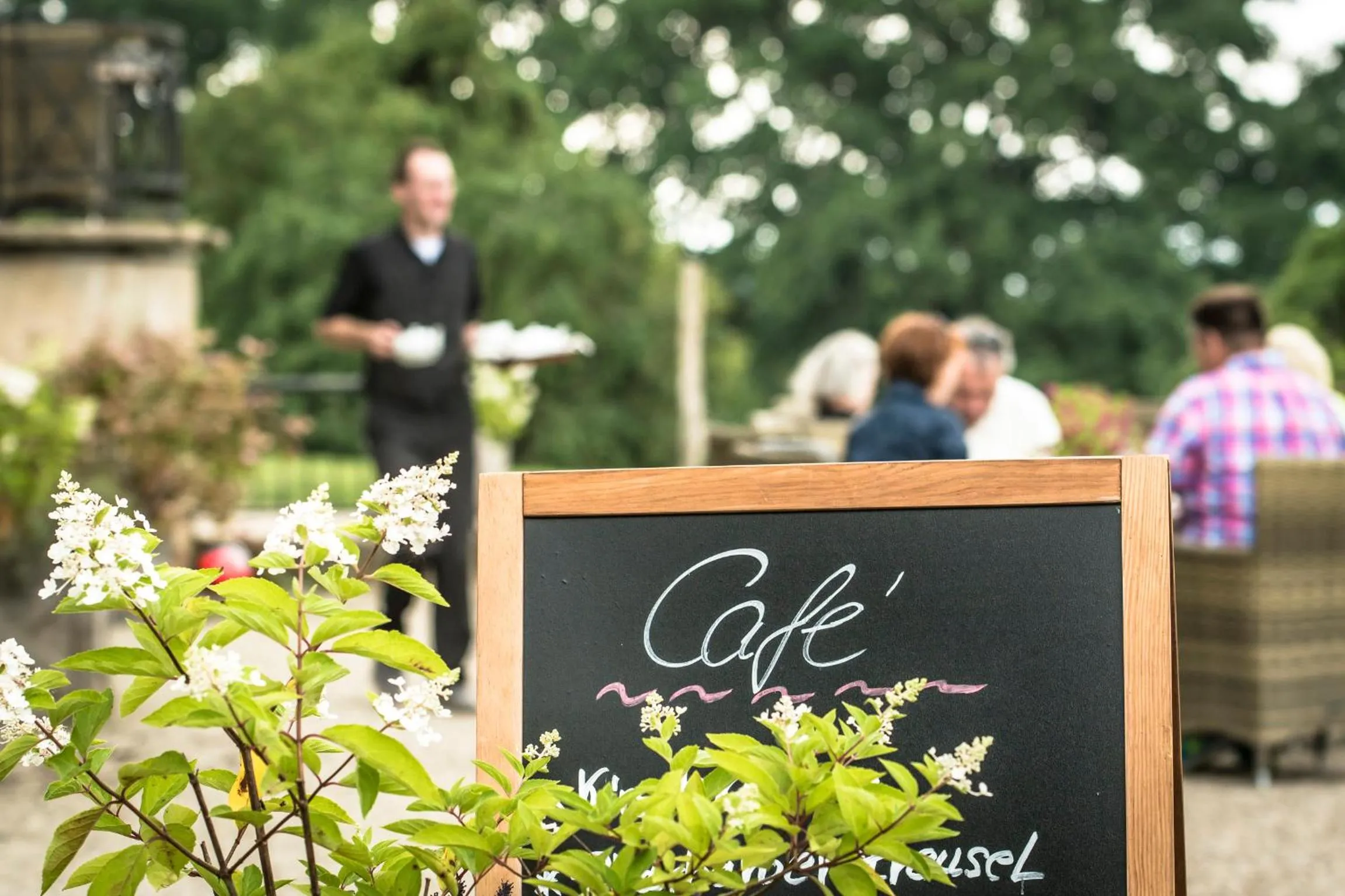 Restaurant/places to eat in Schloss Kaarz mit Park