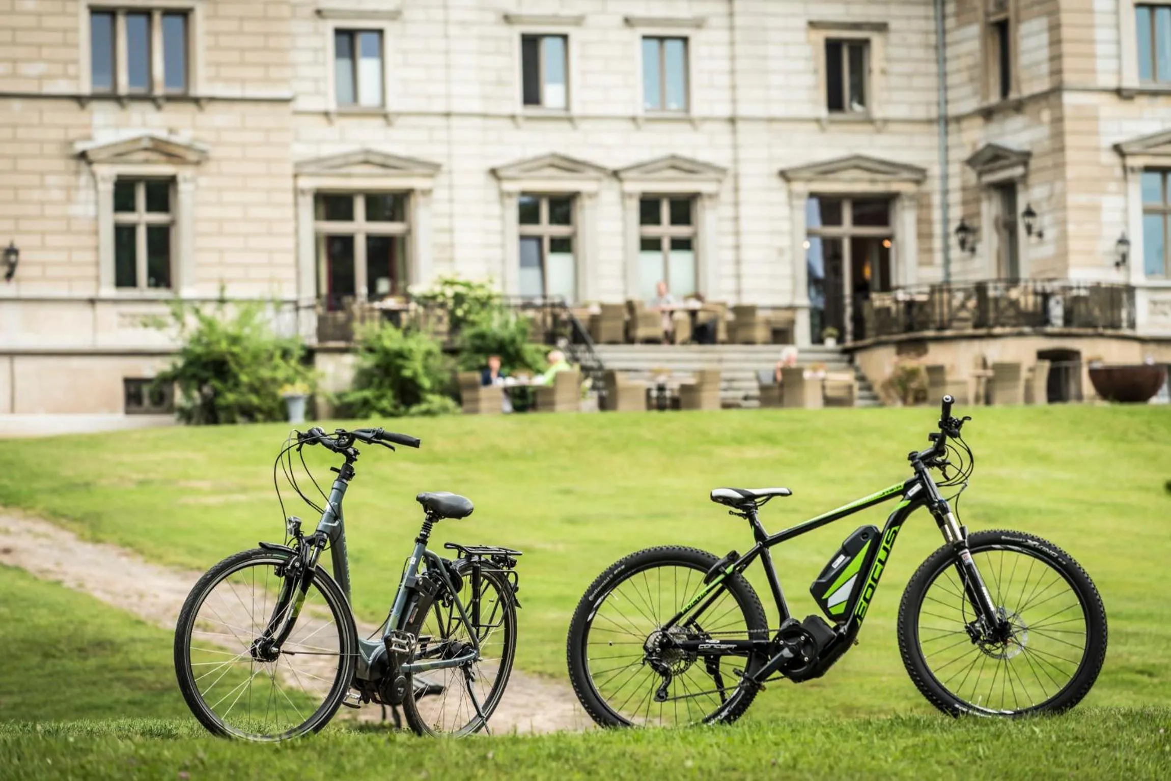 Cycling in Schloss Kaarz mit Park