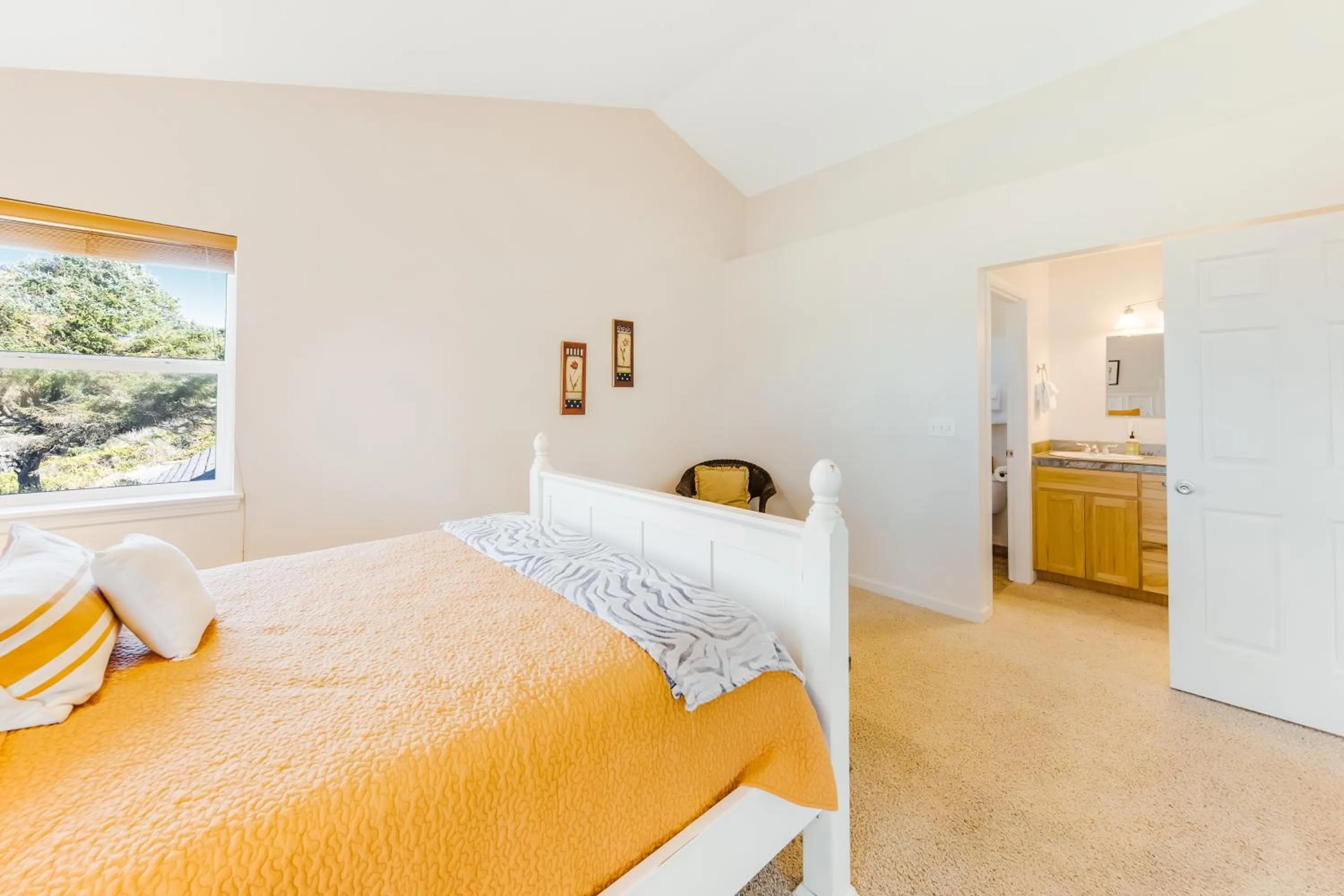 Bed in Yaquina Lighthouse View Beach Home