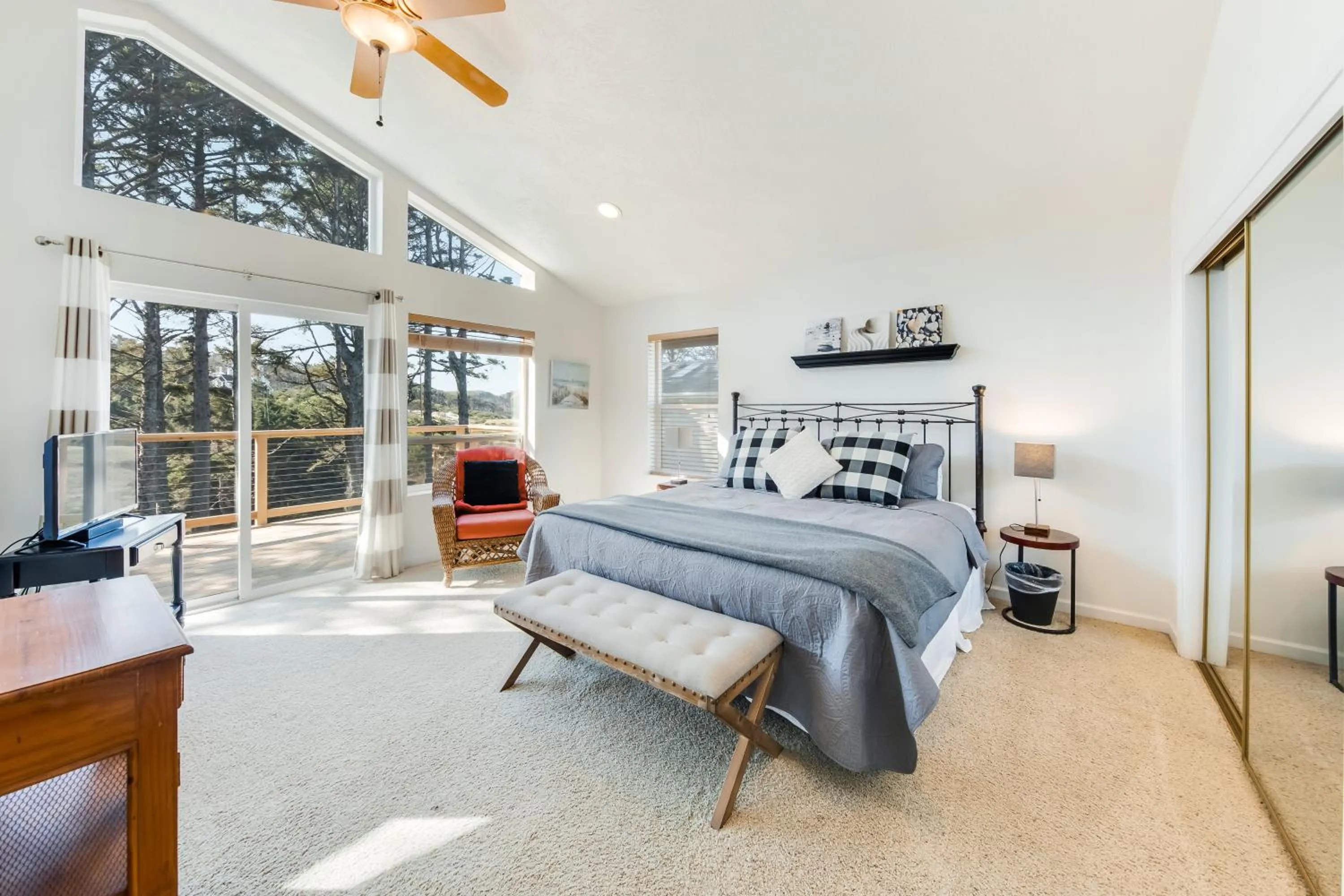 Bed in Yaquina Lighthouse View Beach Home