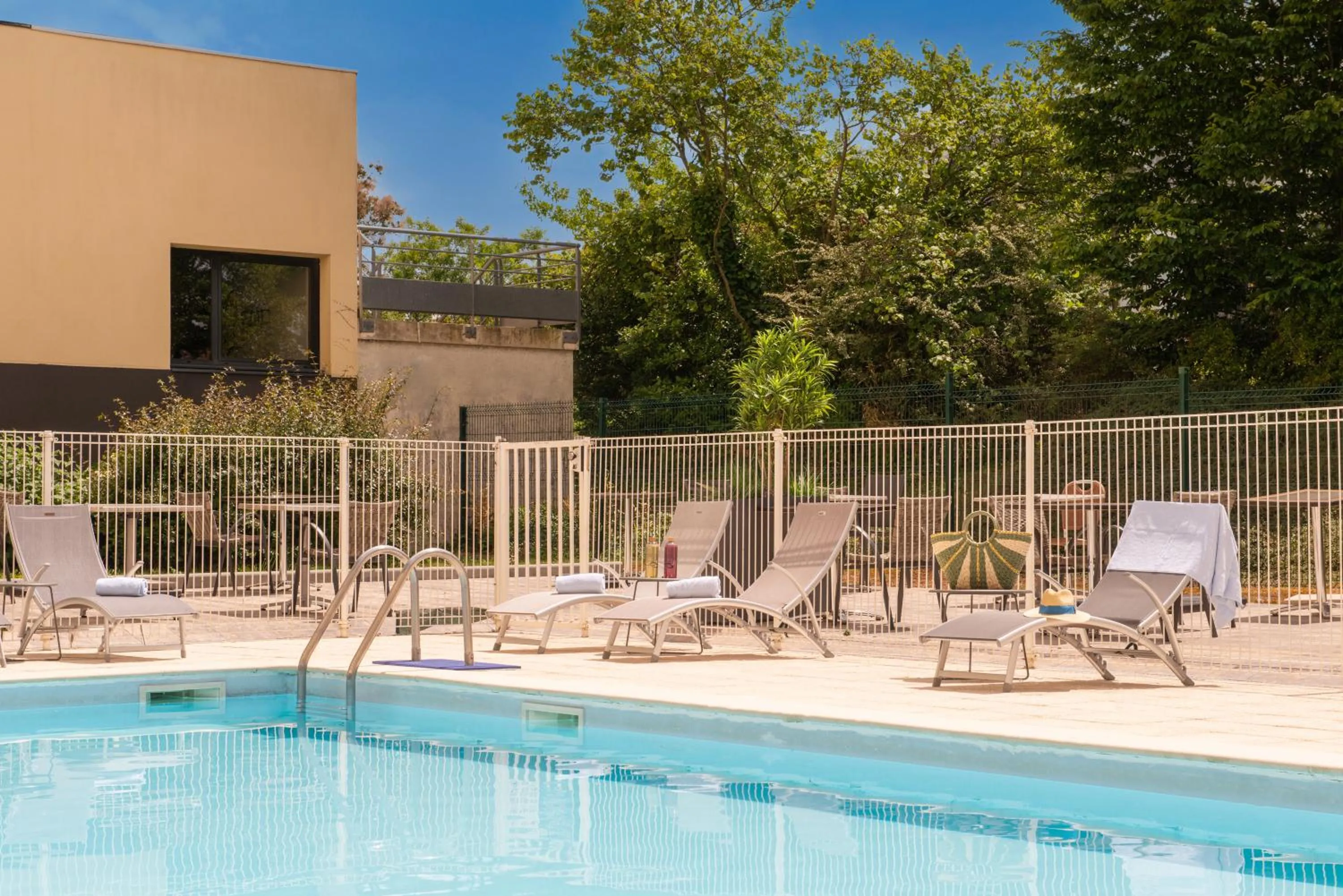 Swimming pool in The Originals City, Hôtel Alteora, Poitiers Site du Futuroscope