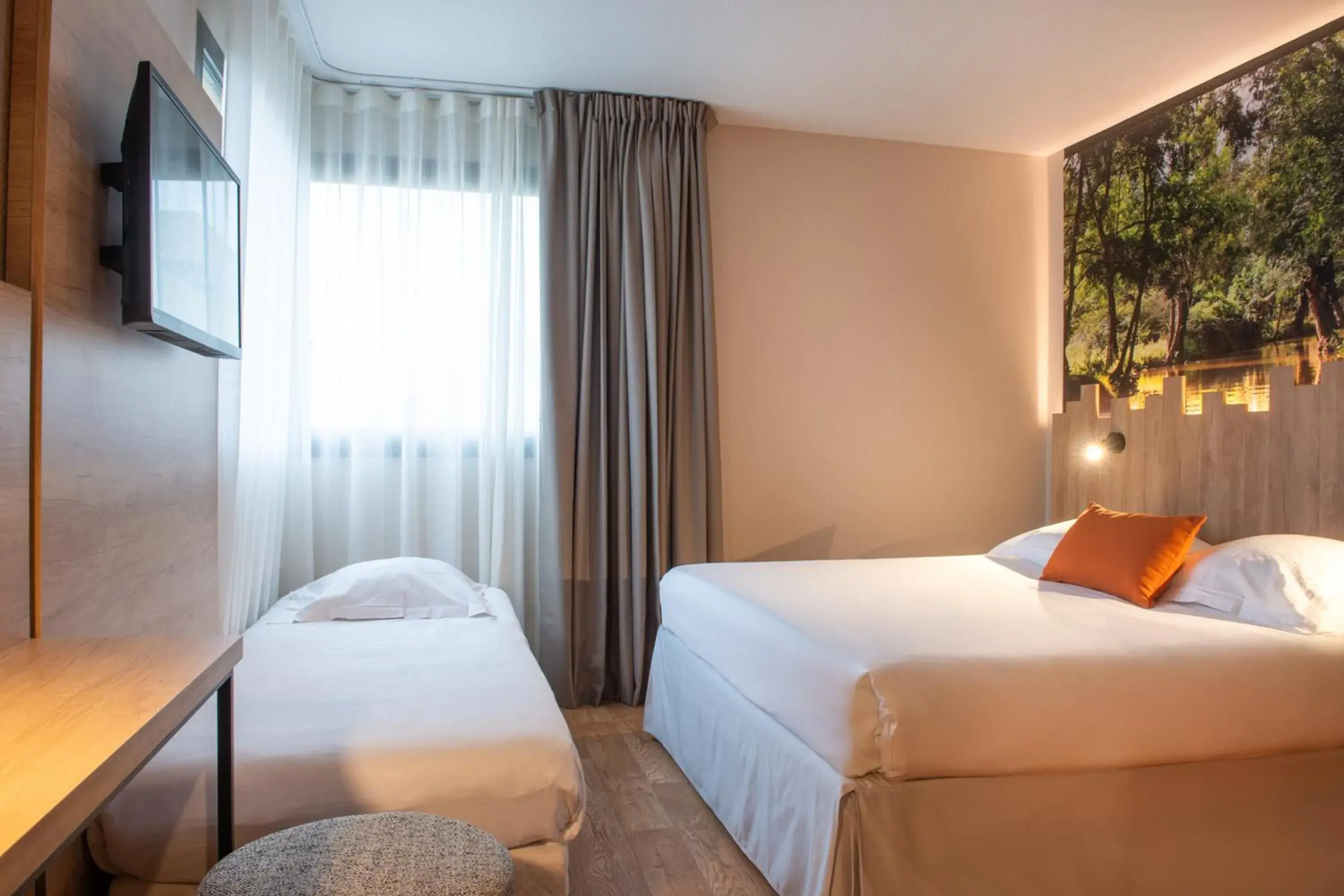 Comfort Triple Room in The Originals City, Hôtel Alteora, Poitiers Site du Futuroscope Comfort Triple Room in The Originals City, Hôtel Alteora, Poitiers Site du Futuroscope