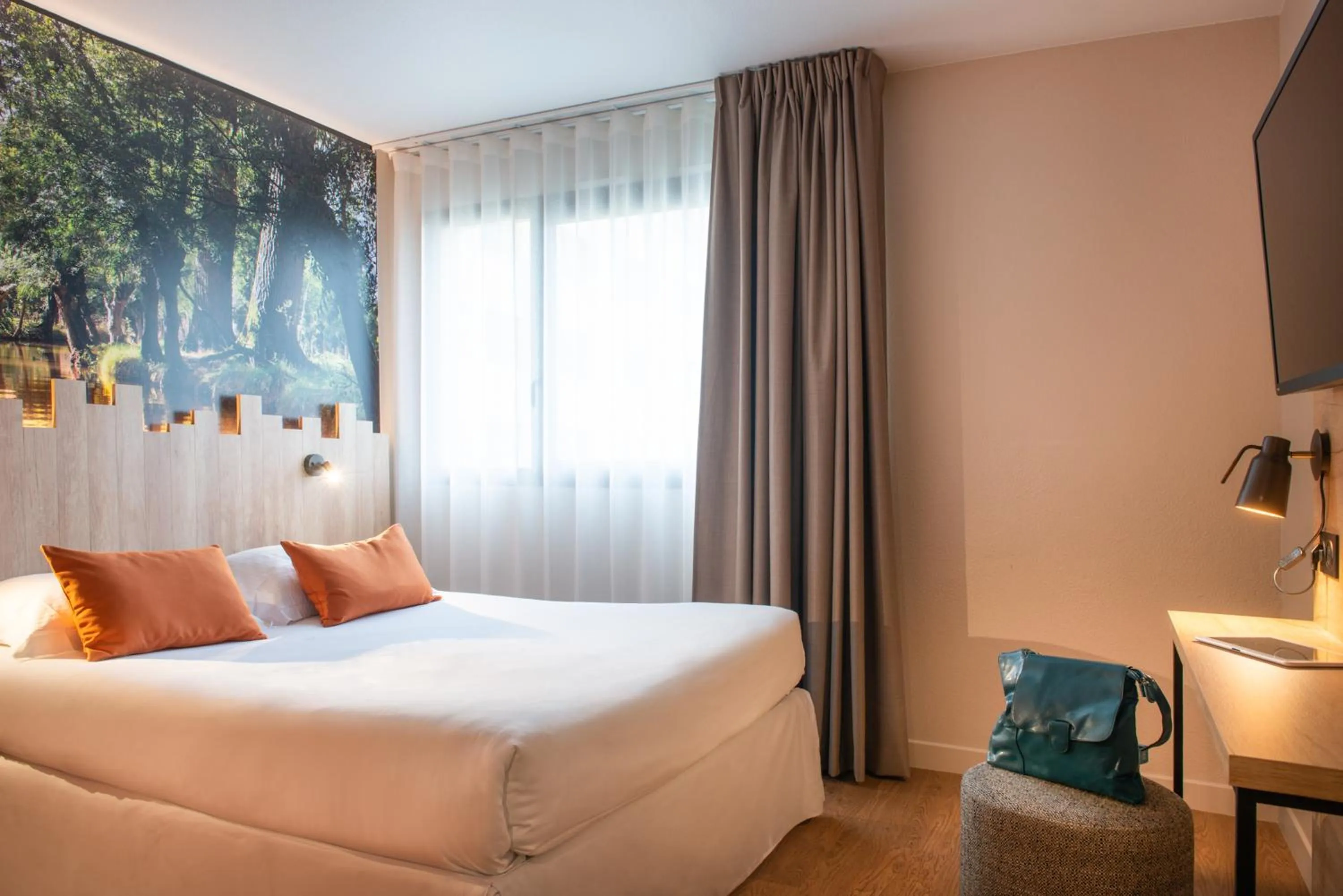 Bedroom, Bed in The Originals City, Hôtel Alteora, Poitiers Site du Futuroscope