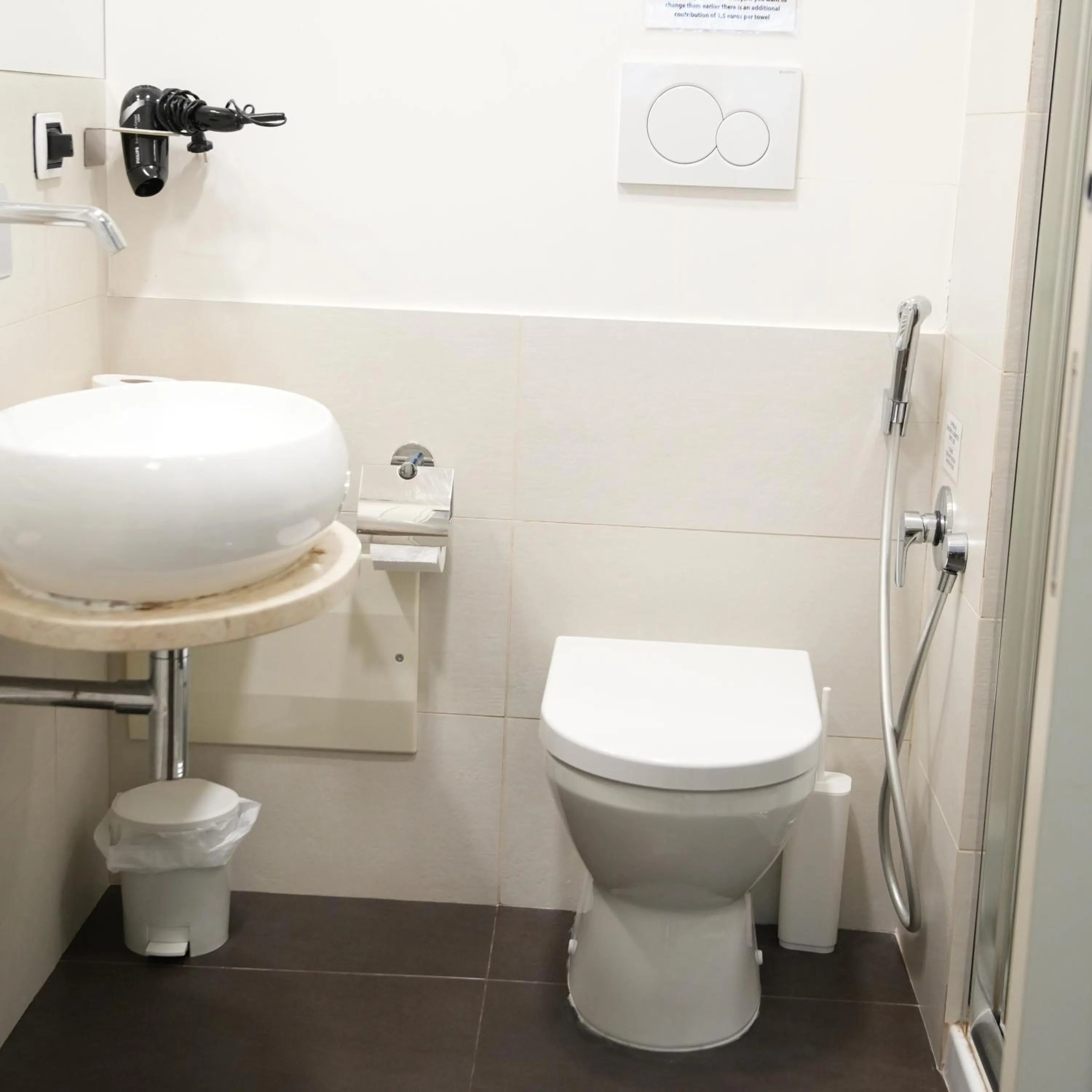 Shower in Luca Giordano 142 B&B