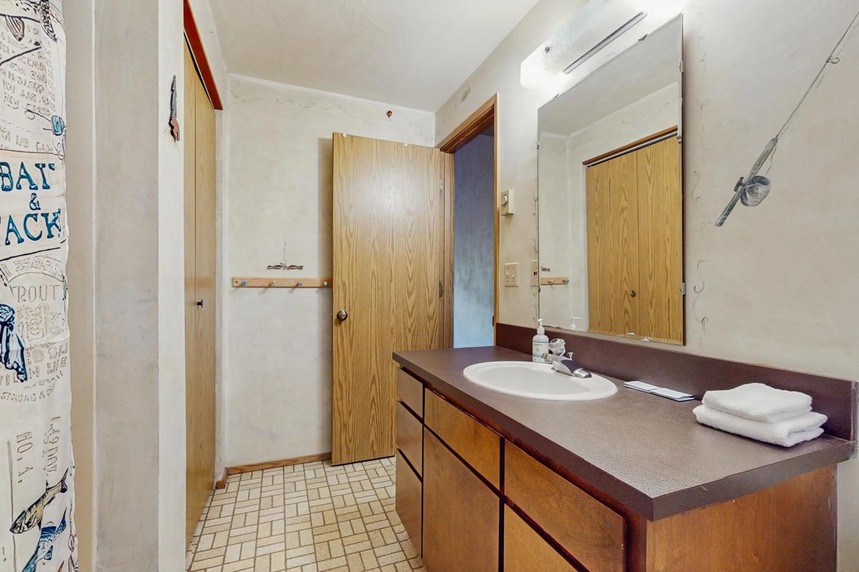 Rustic Retreat on Mercer Lake