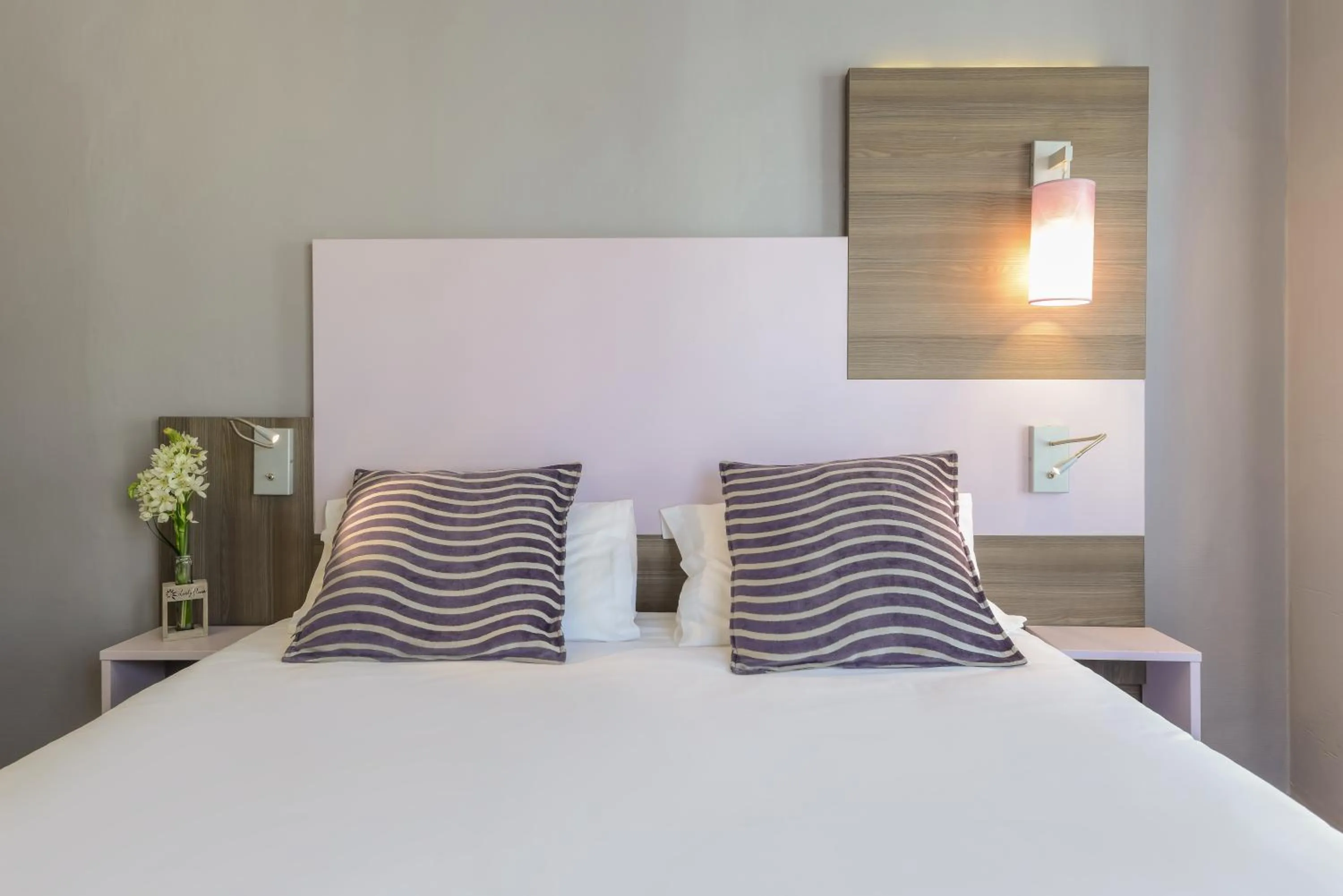 Photo of the whole room, Bed in Comfort Hotel Nation Père Lachaise