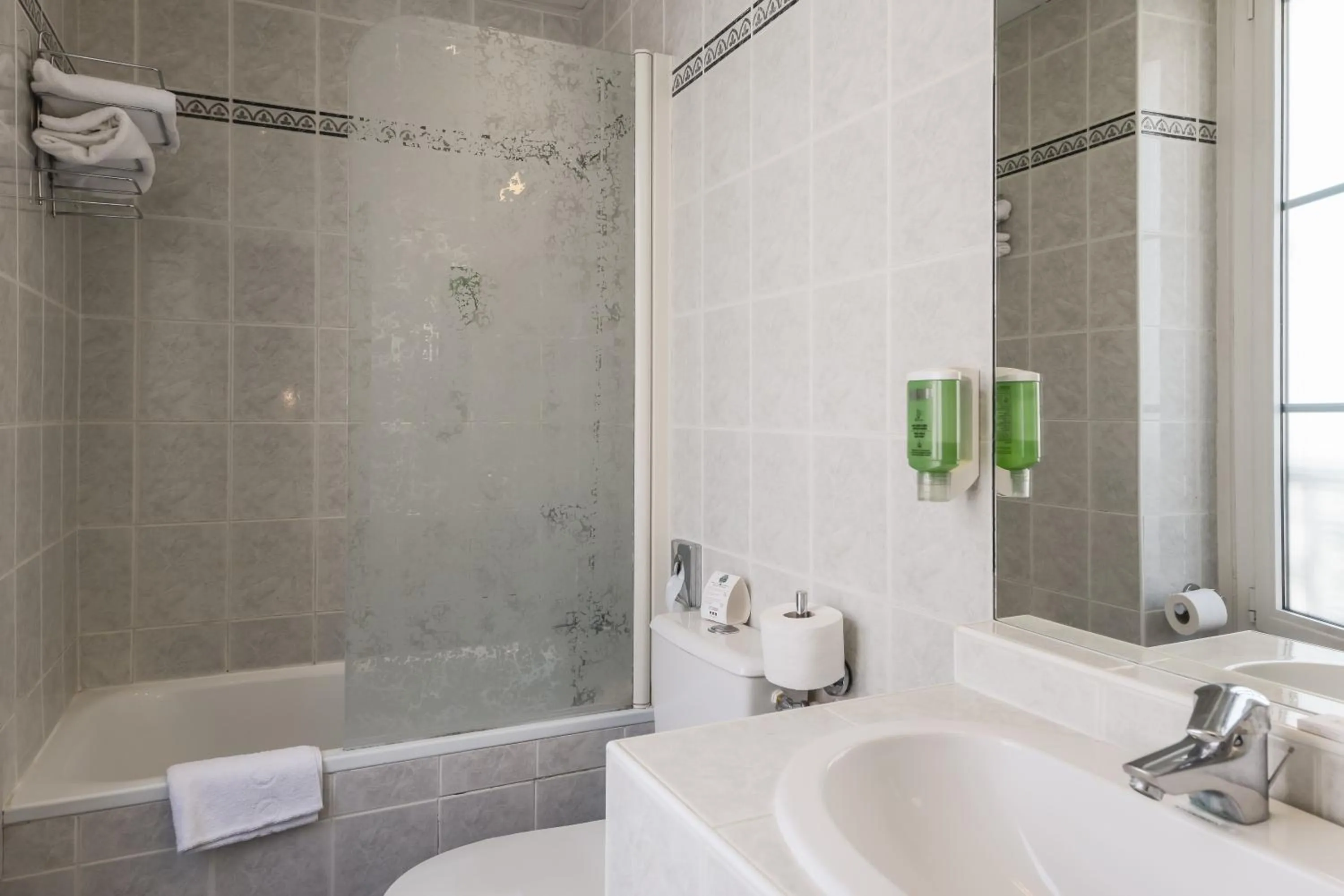 Bathroom in Comfort Hotel Nation Père Lachaise