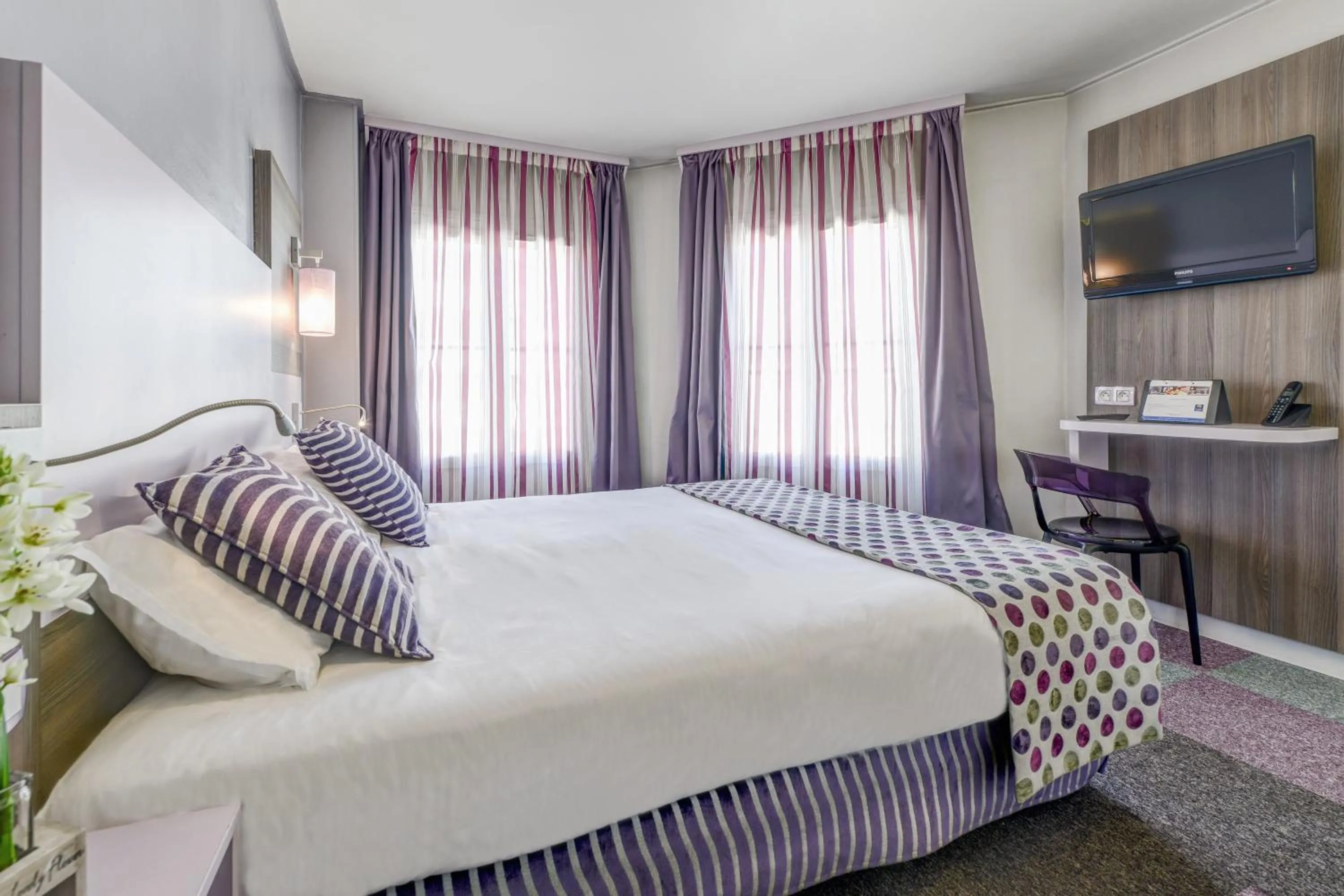 Photo of the whole room, Bed in Comfort Hotel Nation Père Lachaise