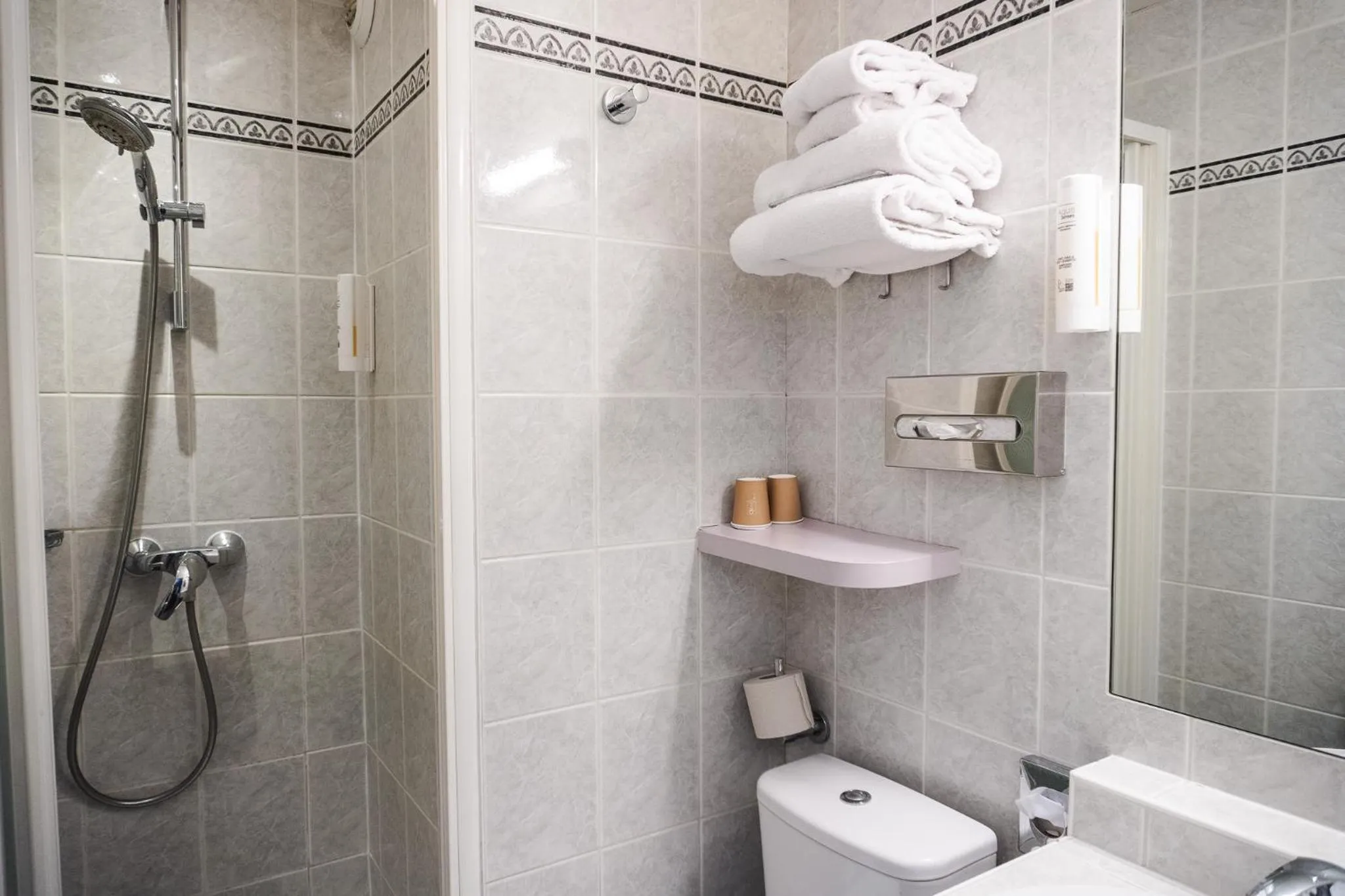 Bathroom in Comfort Hotel Nation Père Lachaise