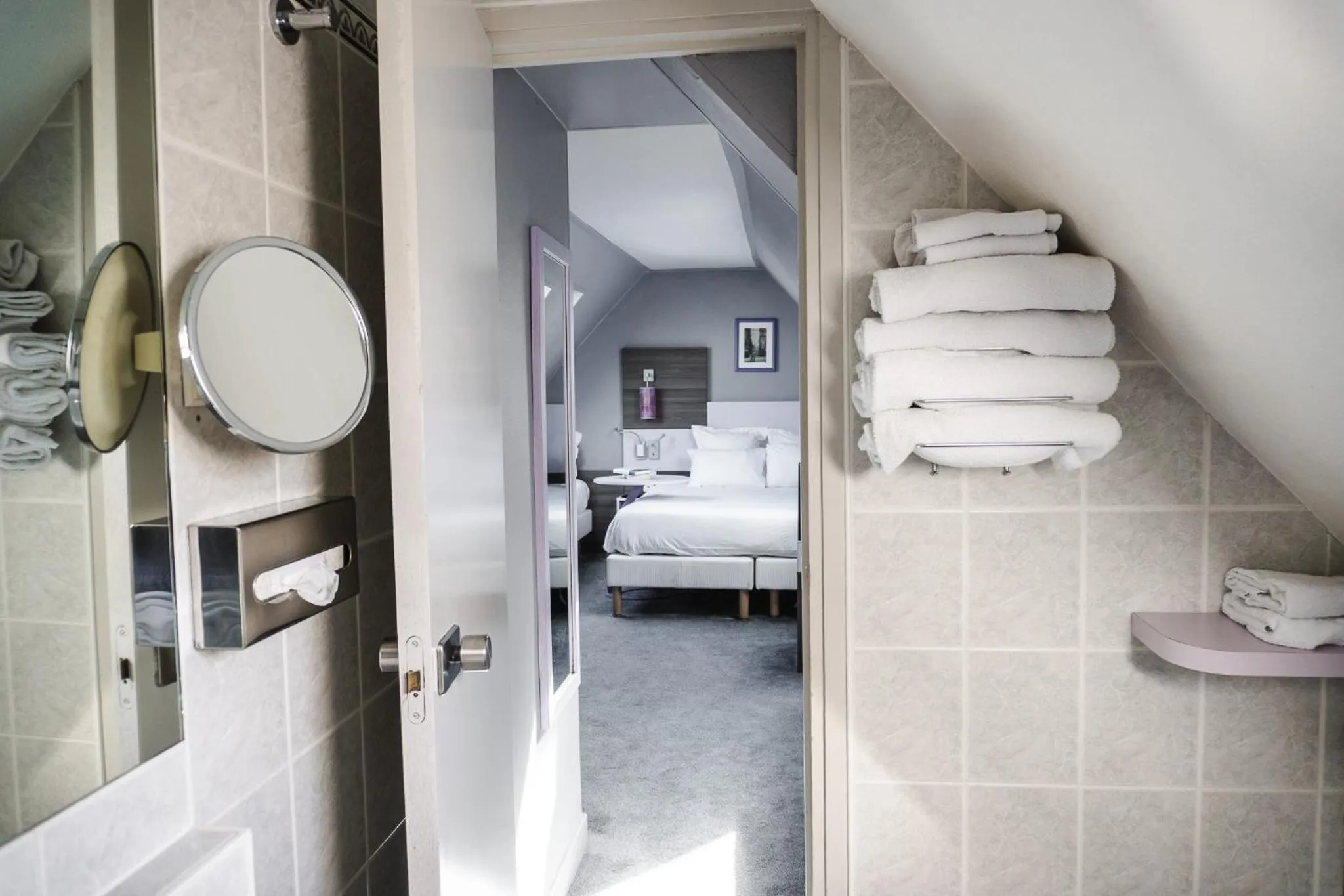 Bathroom, Bed in Comfort Hotel Nation Père Lachaise