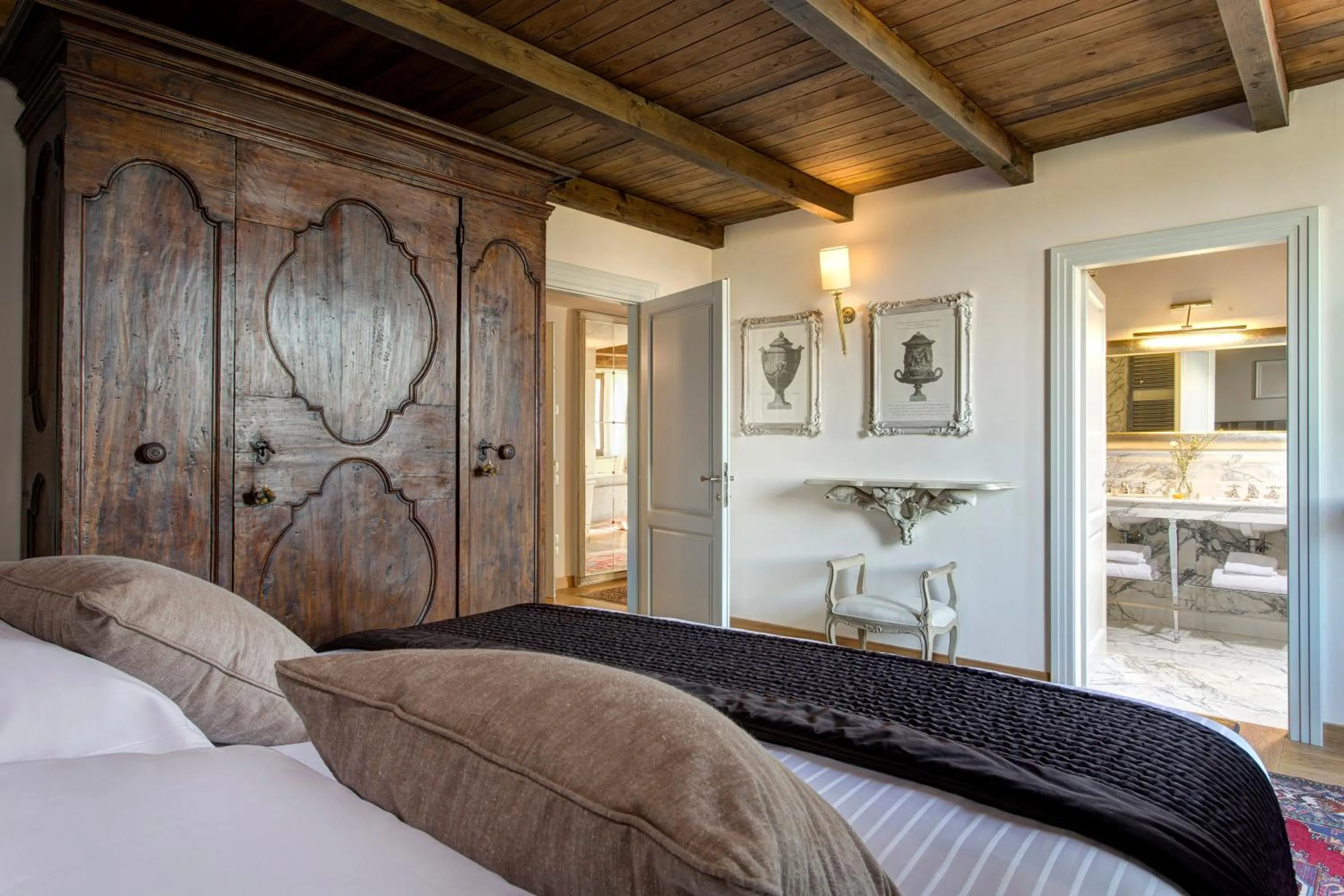 Bathroom, Bed in Villa Le Calvane