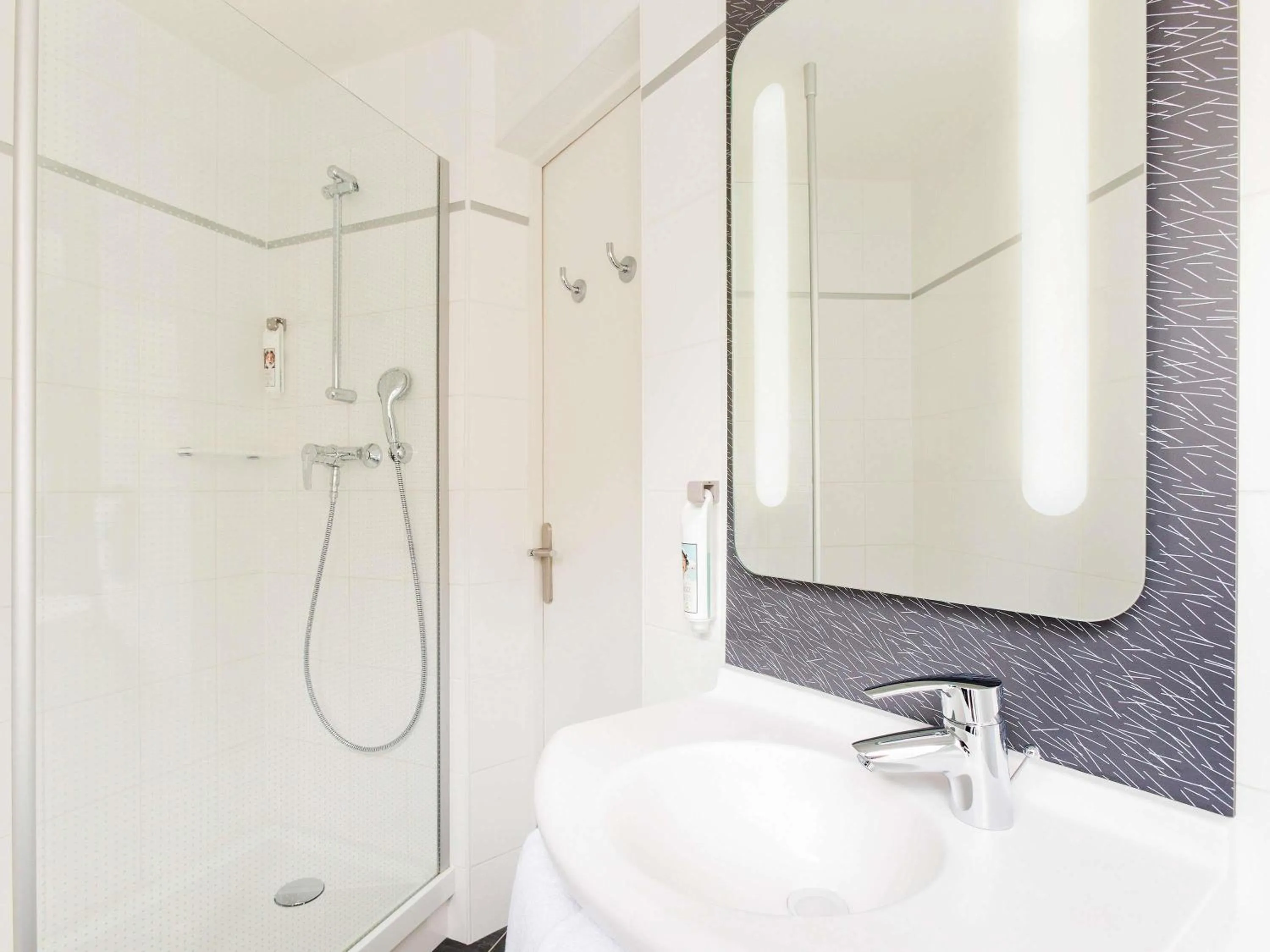 Bedroom in ibis Paris Gare du Nord TGV