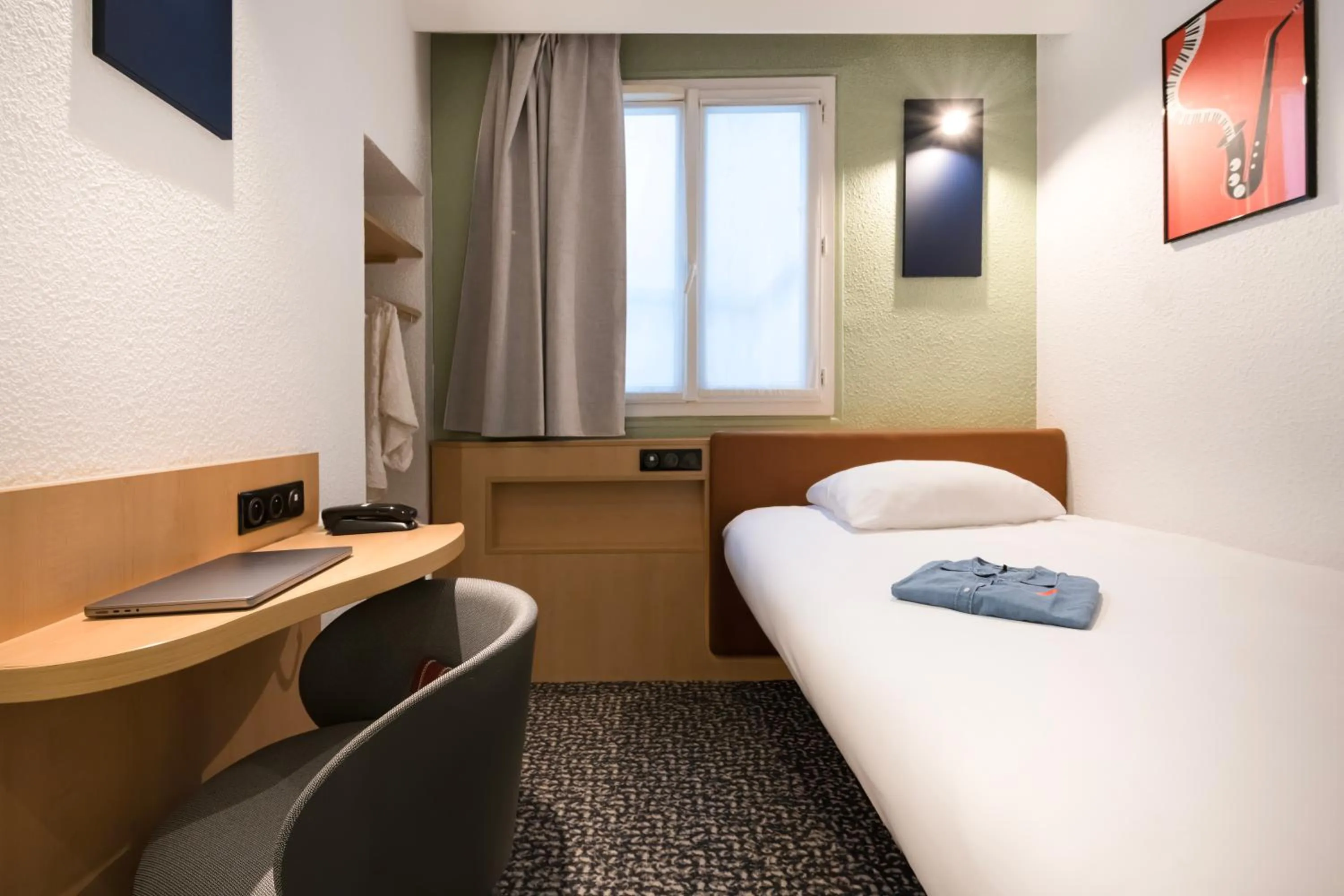 Bed in ibis Paris Gare du Nord TGV