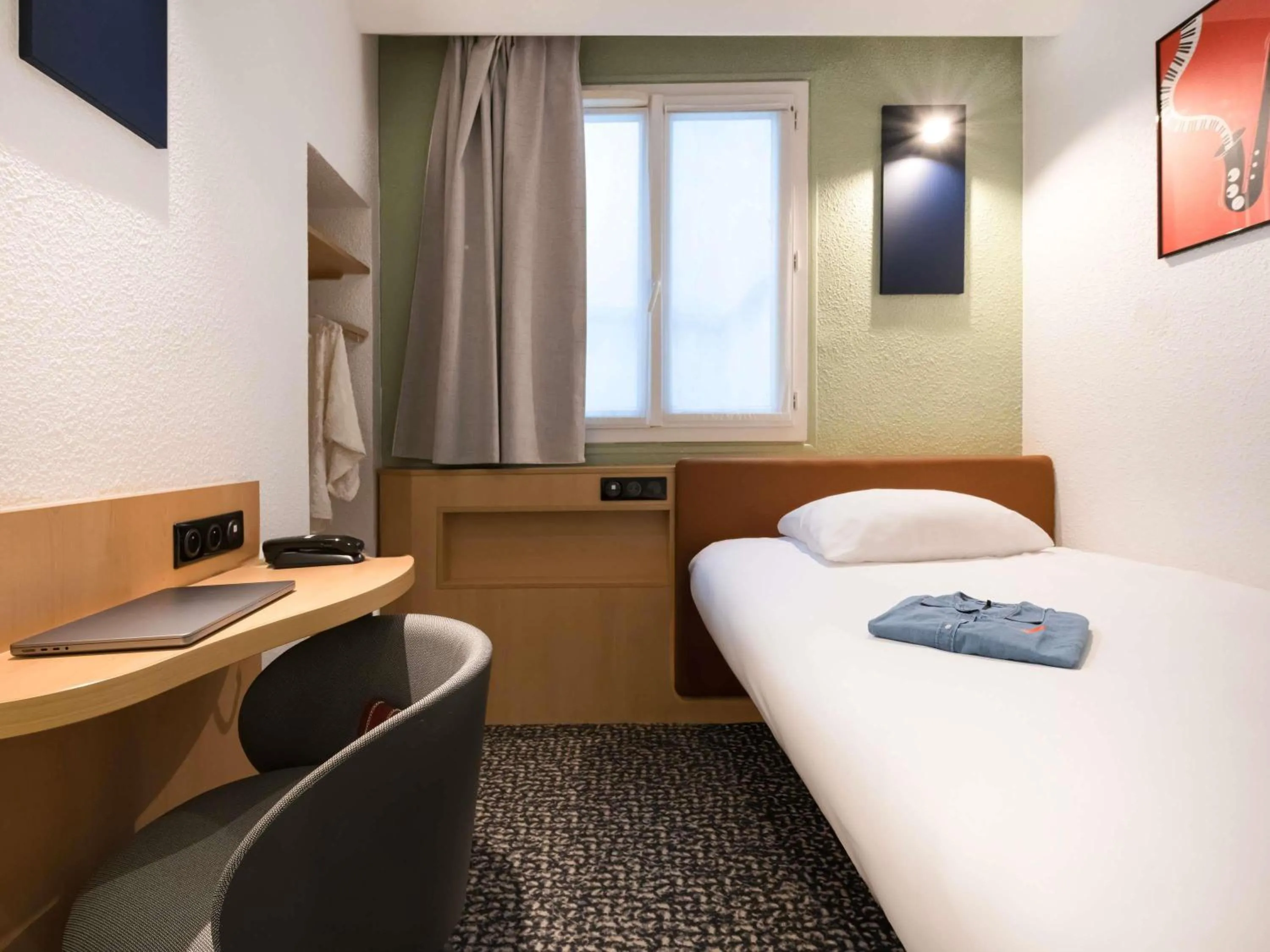 Bedroom, Bed in ibis Paris Gare du Nord TGV