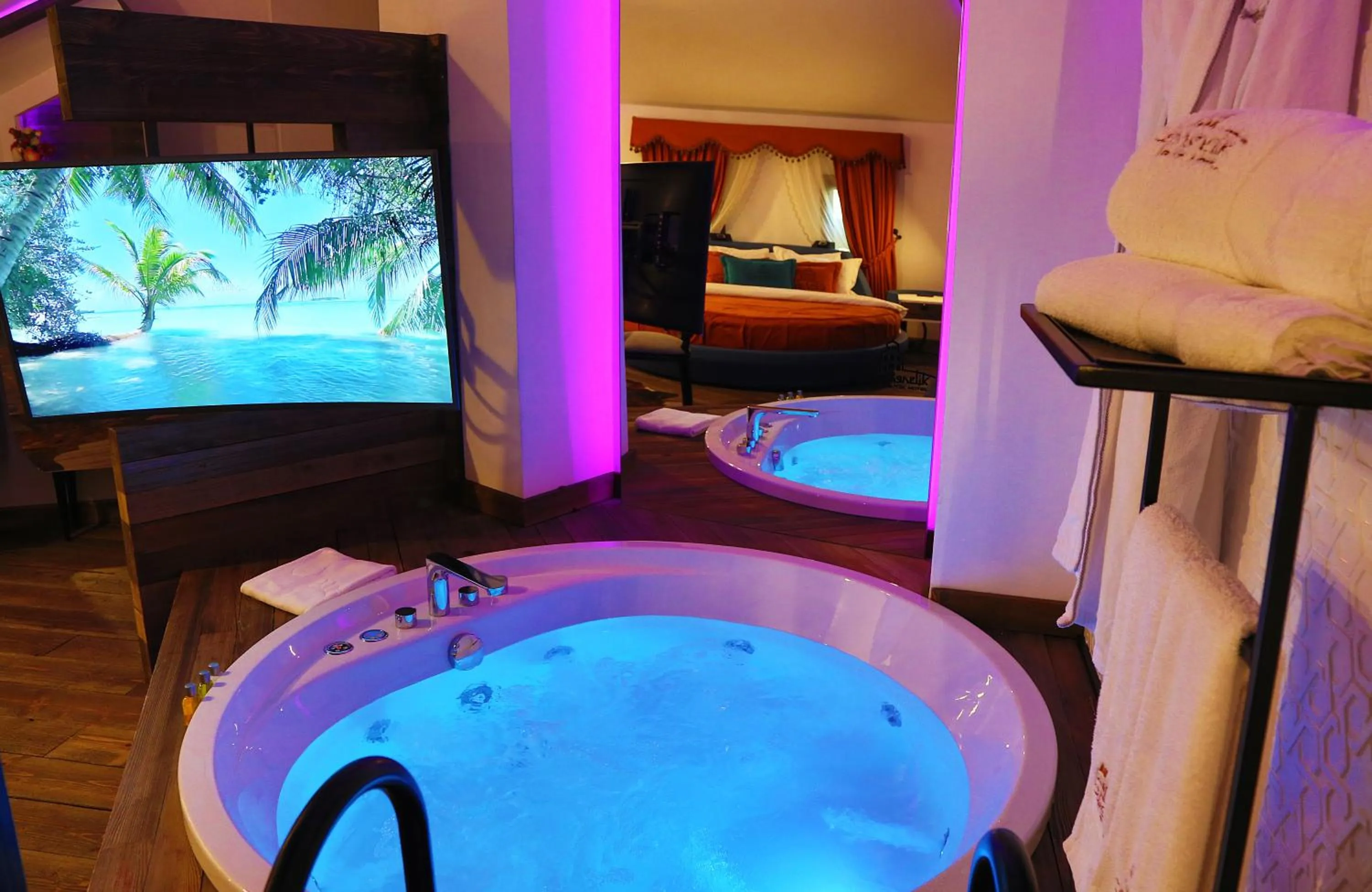 Hot Tub in Cephanelik Butik Hotel