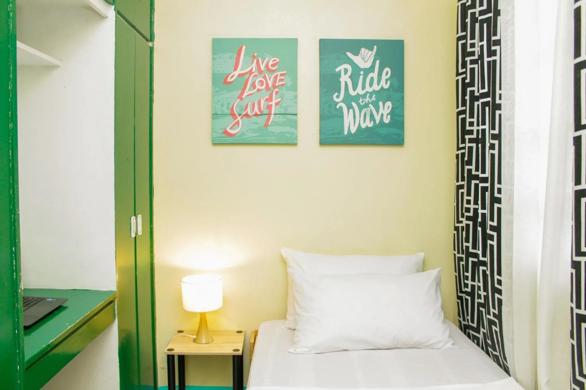 Bed in Backpackers Homestay - NomadsMNL