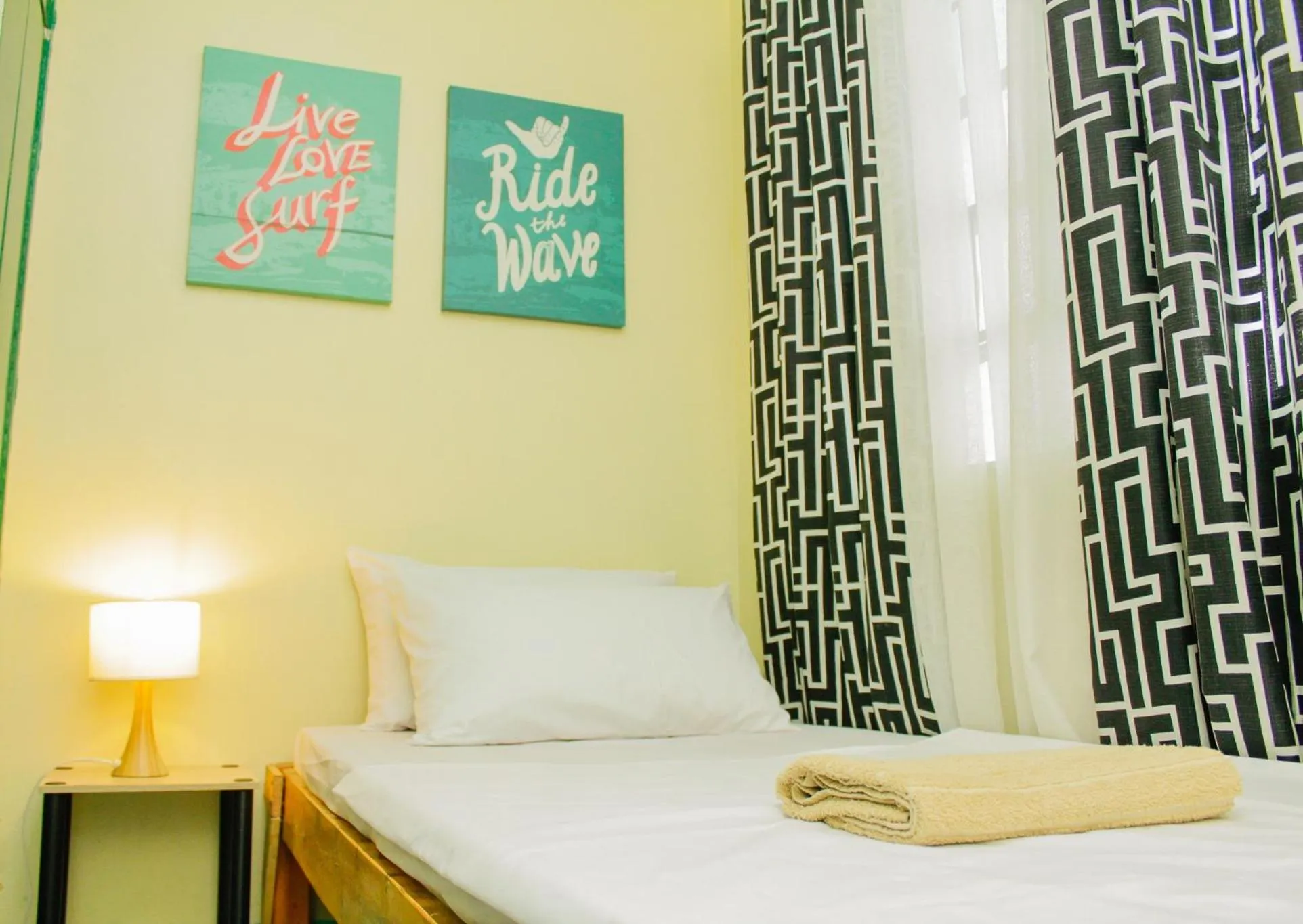 Bed in Backpackers Homestay - NomadsMNL