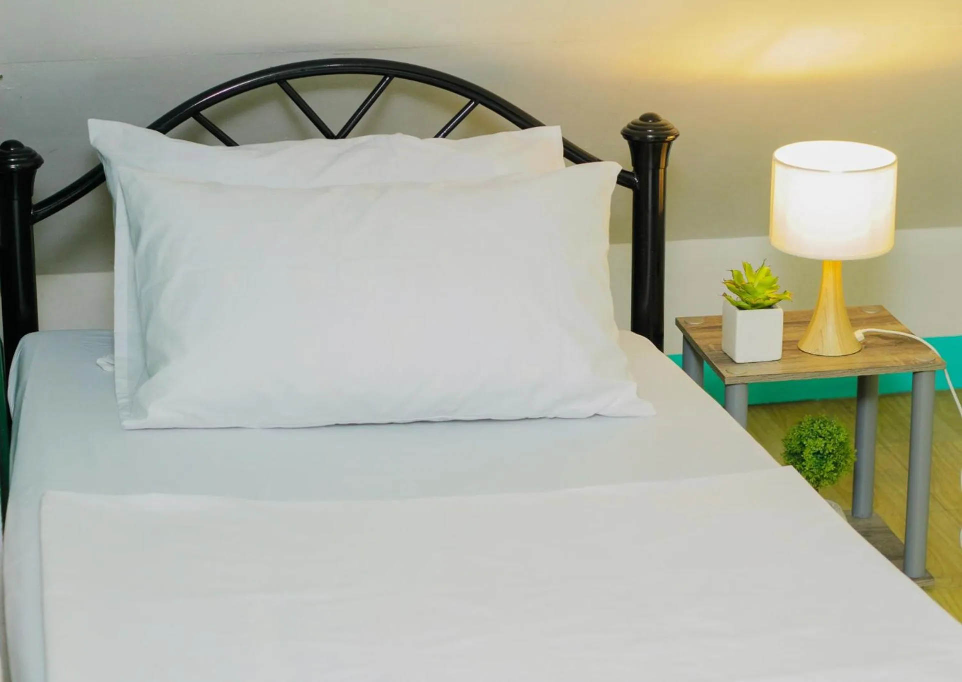 Bed in Backpackers Homestay - NomadsMNL