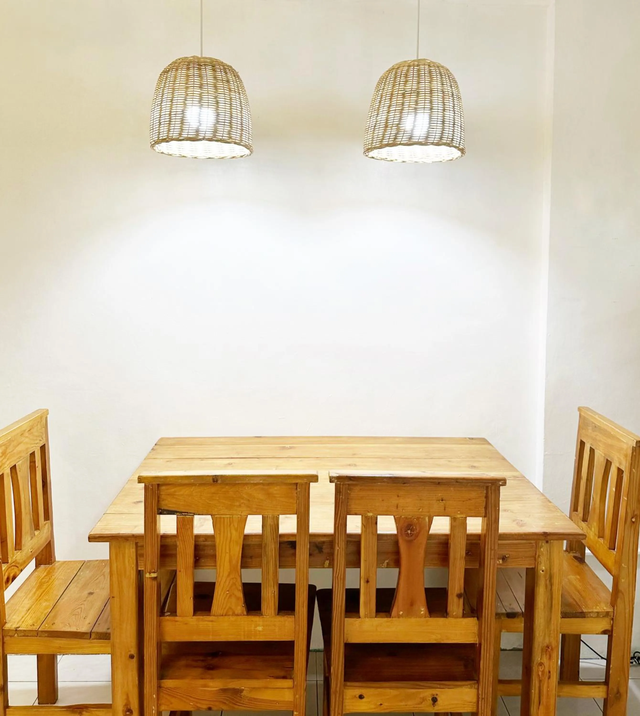 Dining area in Backpackers Homestay - NomadsMNL