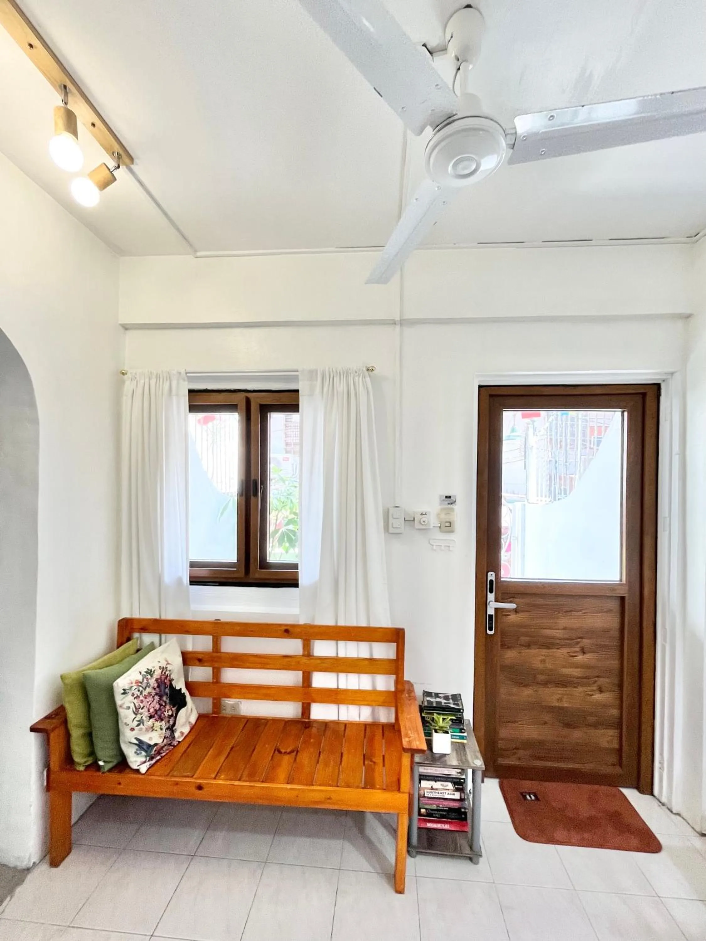 Nomads MNL Backpackers Homestay - near Airport