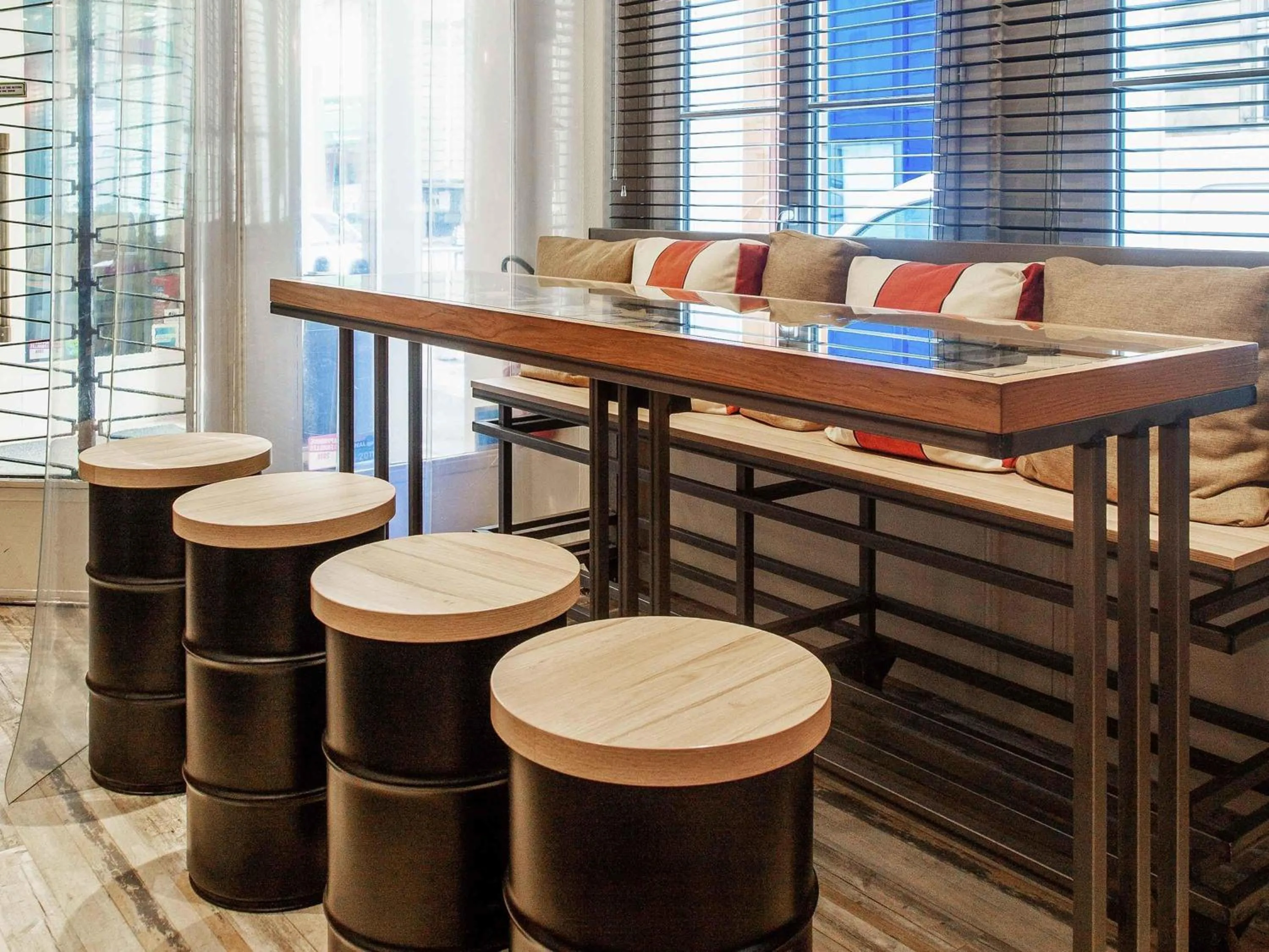 Lounge or bar in ibis Styles Paris Mairie De Clichy