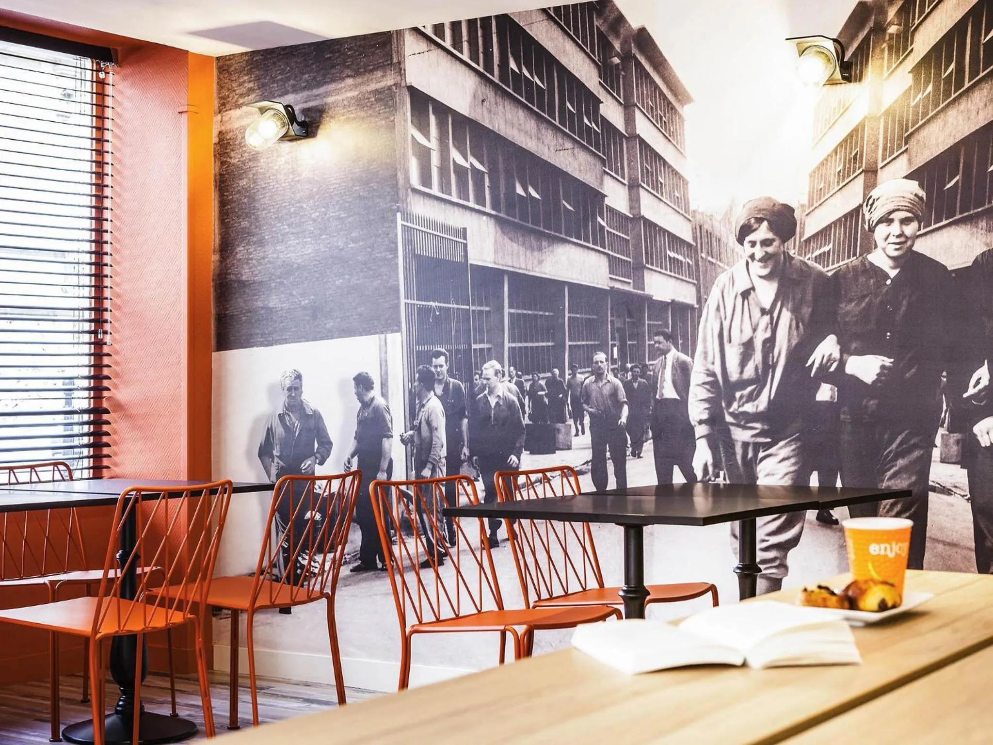 Lounge or bar in ibis Styles Paris Mairie De Clichy