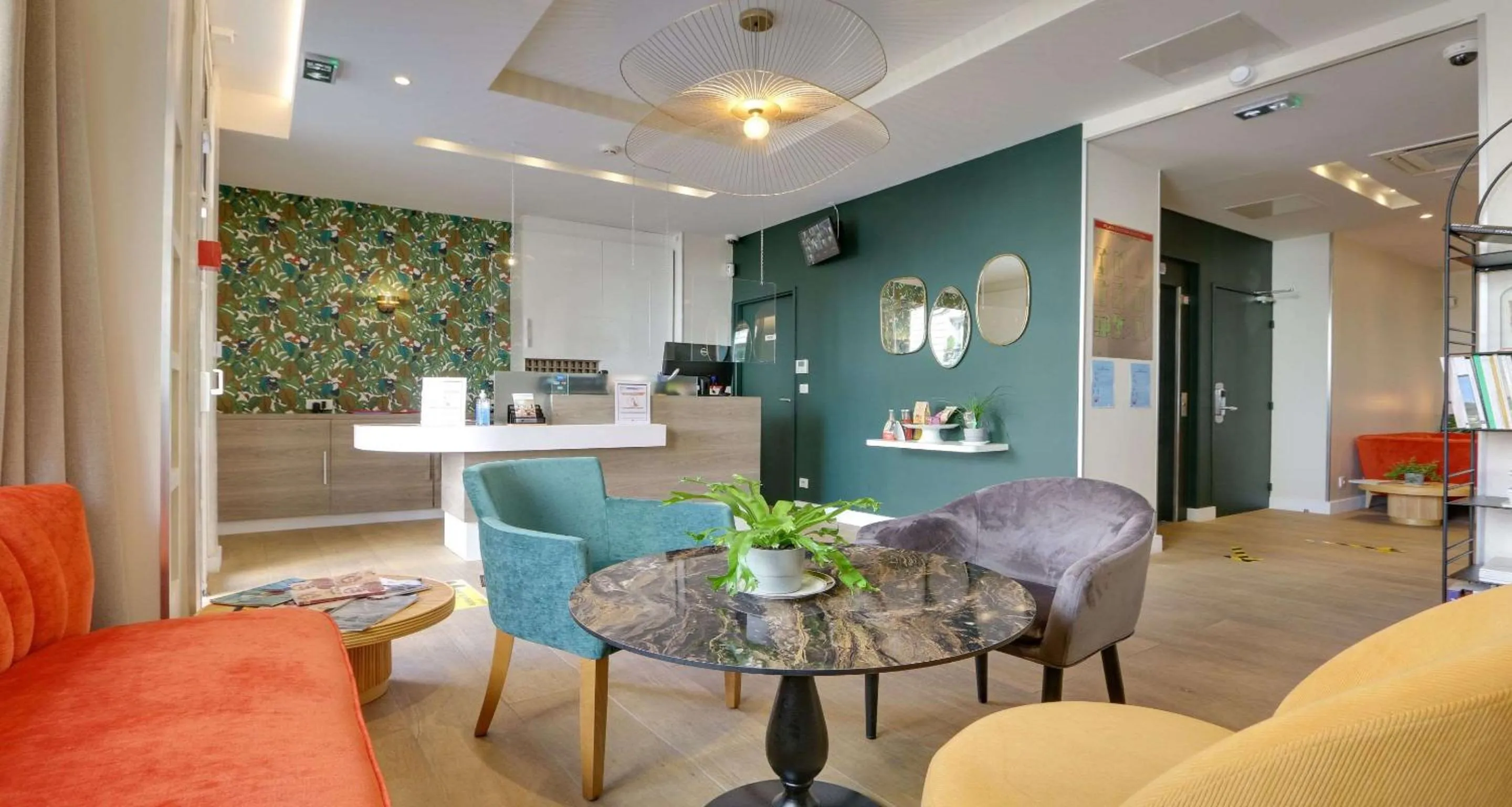 Lobby or reception in Hotel Apolonia Paris Montmartre; Sure Hotel Collection by Best Western