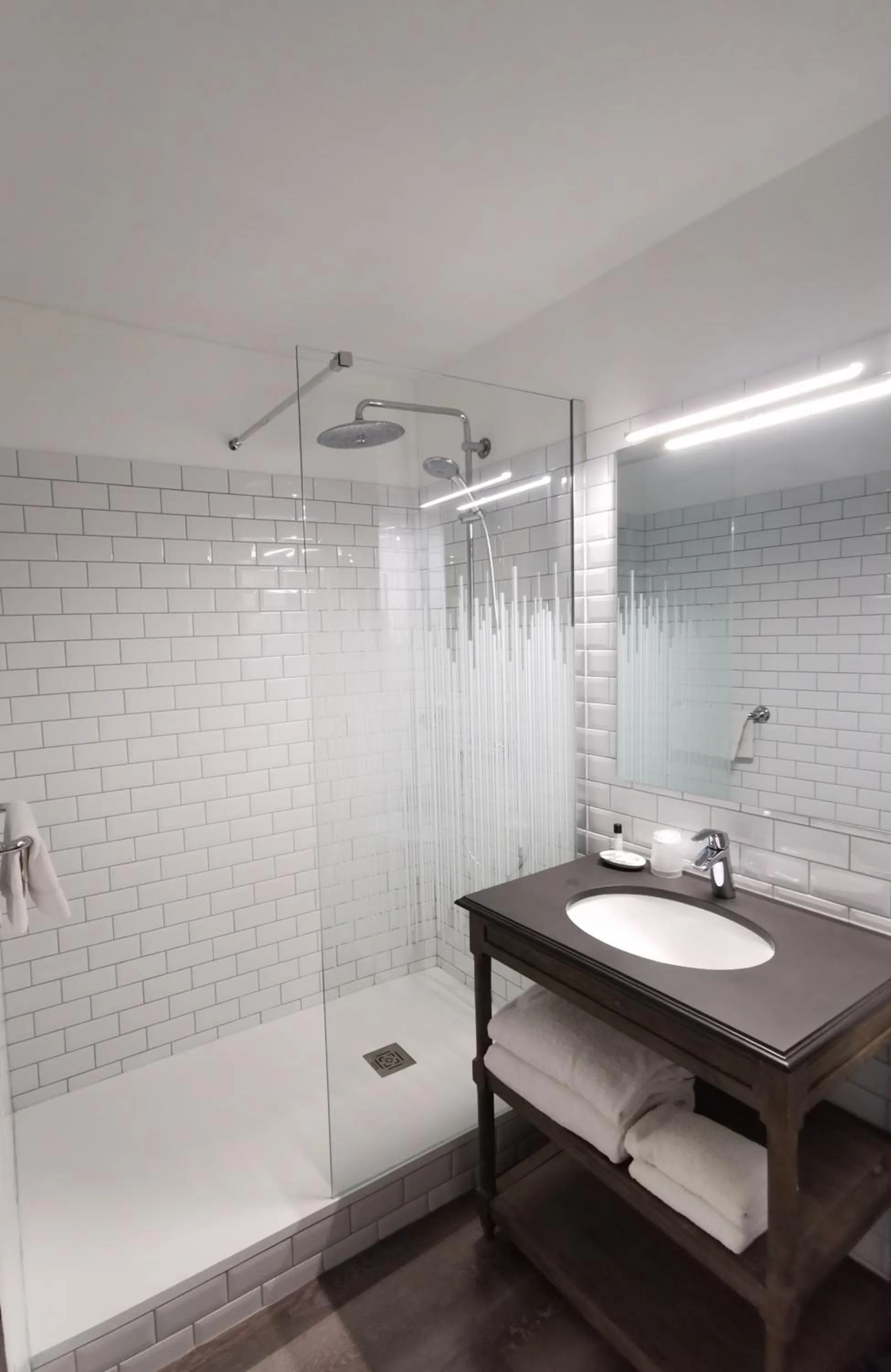 Bathroom in Hôtel de la Cathédrale Metz