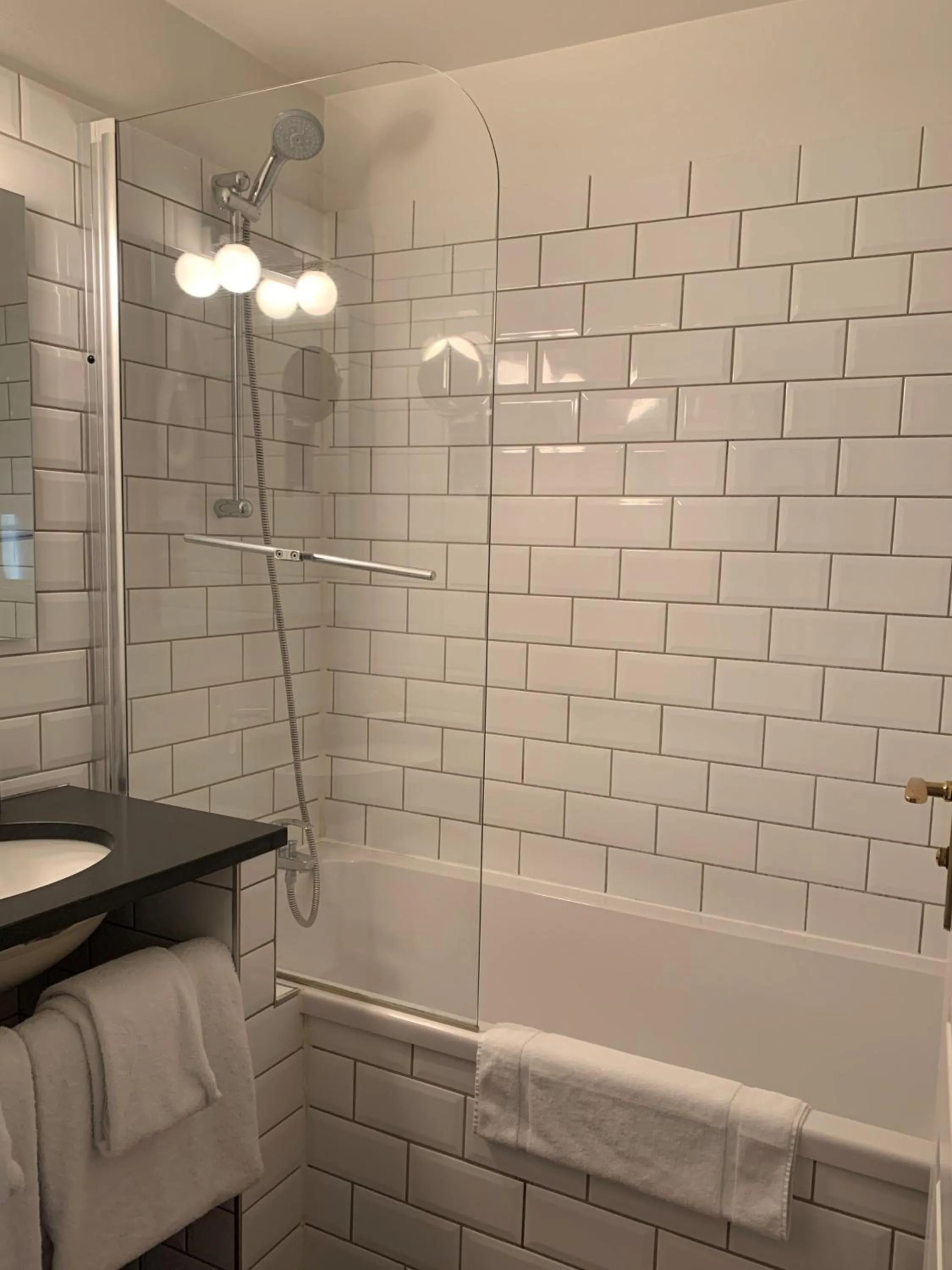 Bathroom in Hôtel de la Cathédrale Metz