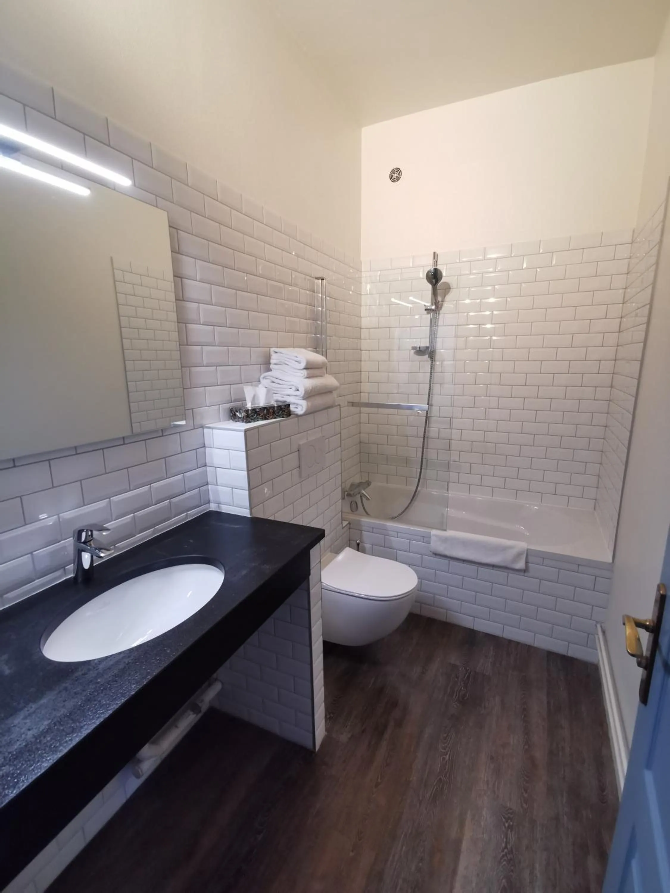 Bathroom in Hôtel de la Cathédrale Metz