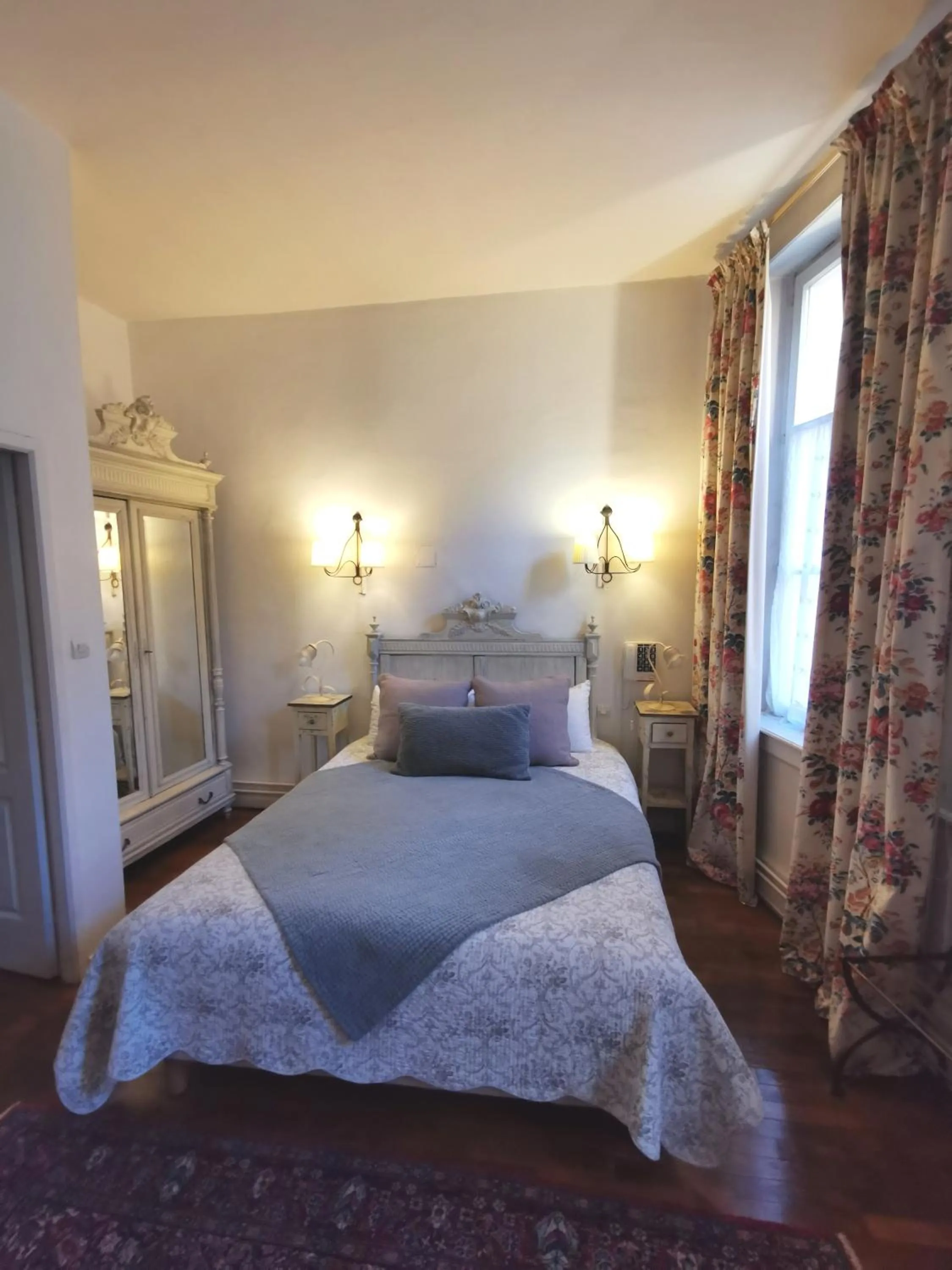 Property building, Bed in Hôtel de la Cathédrale Metz