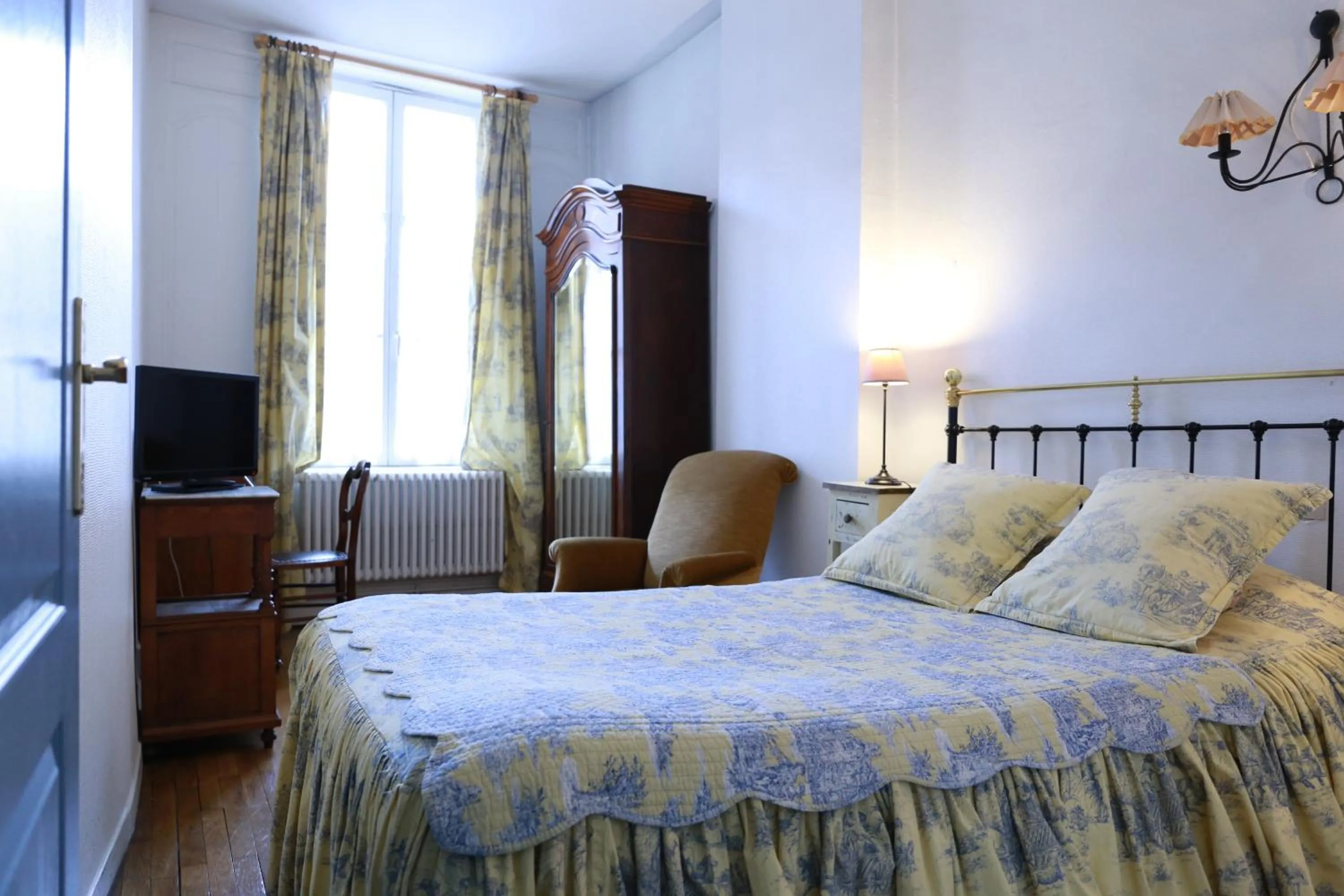 Street view, Bed in Hôtel de la Cathédrale Metz