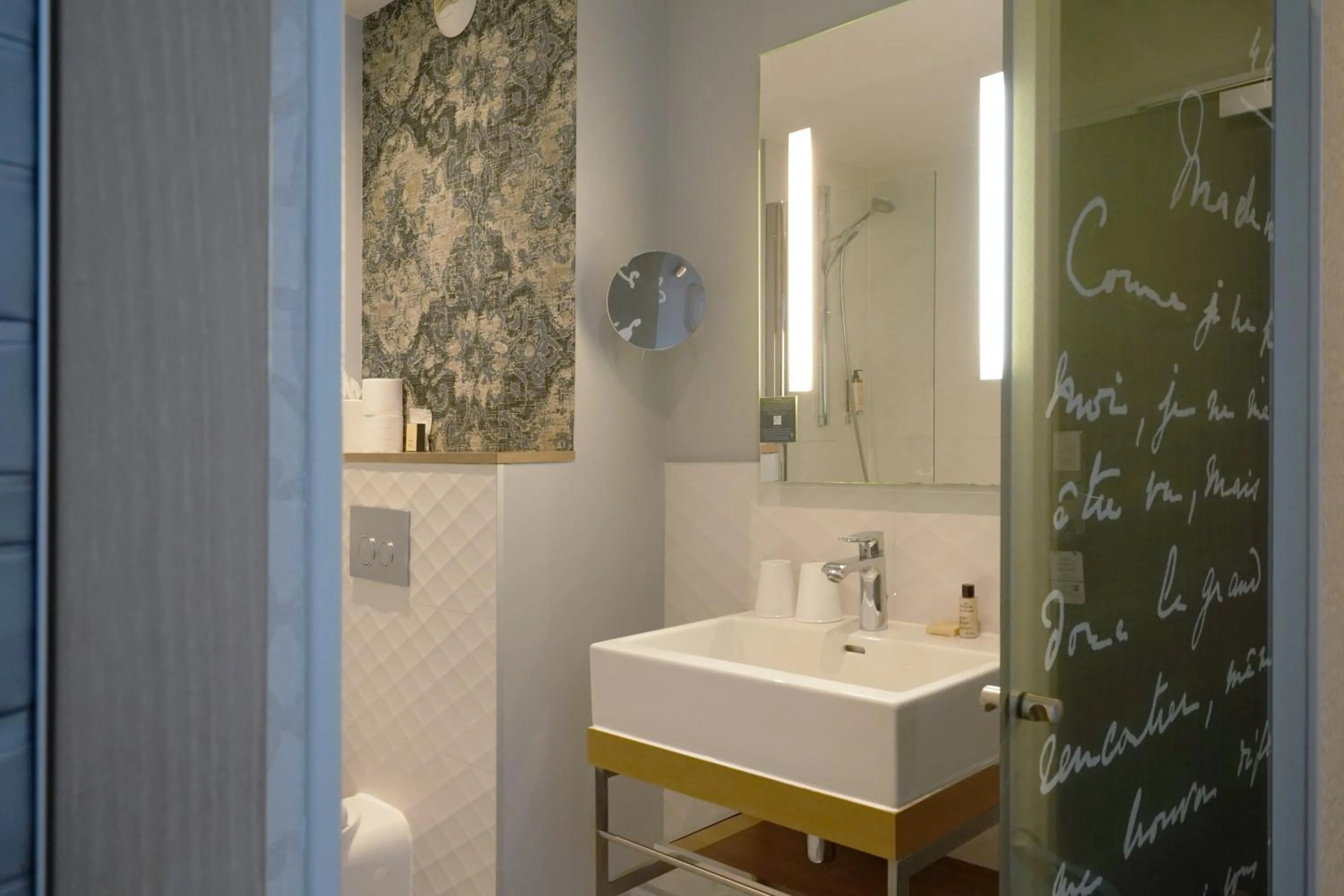Bathroom in Hotel Litteraire Le Swann, BW Premier Collection