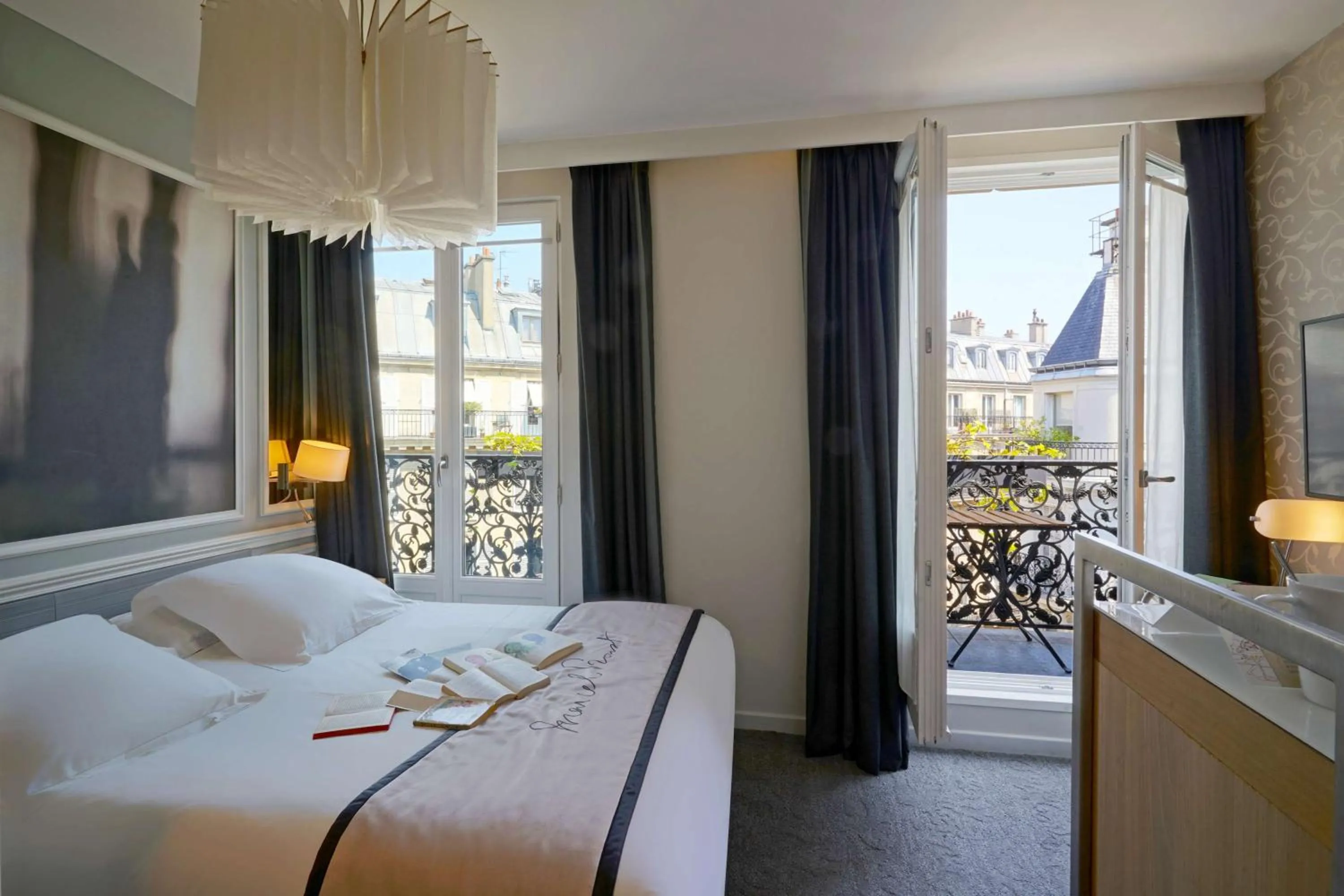 Bedroom, Bed in Hotel Litteraire Le Swann, BW Premier Collection