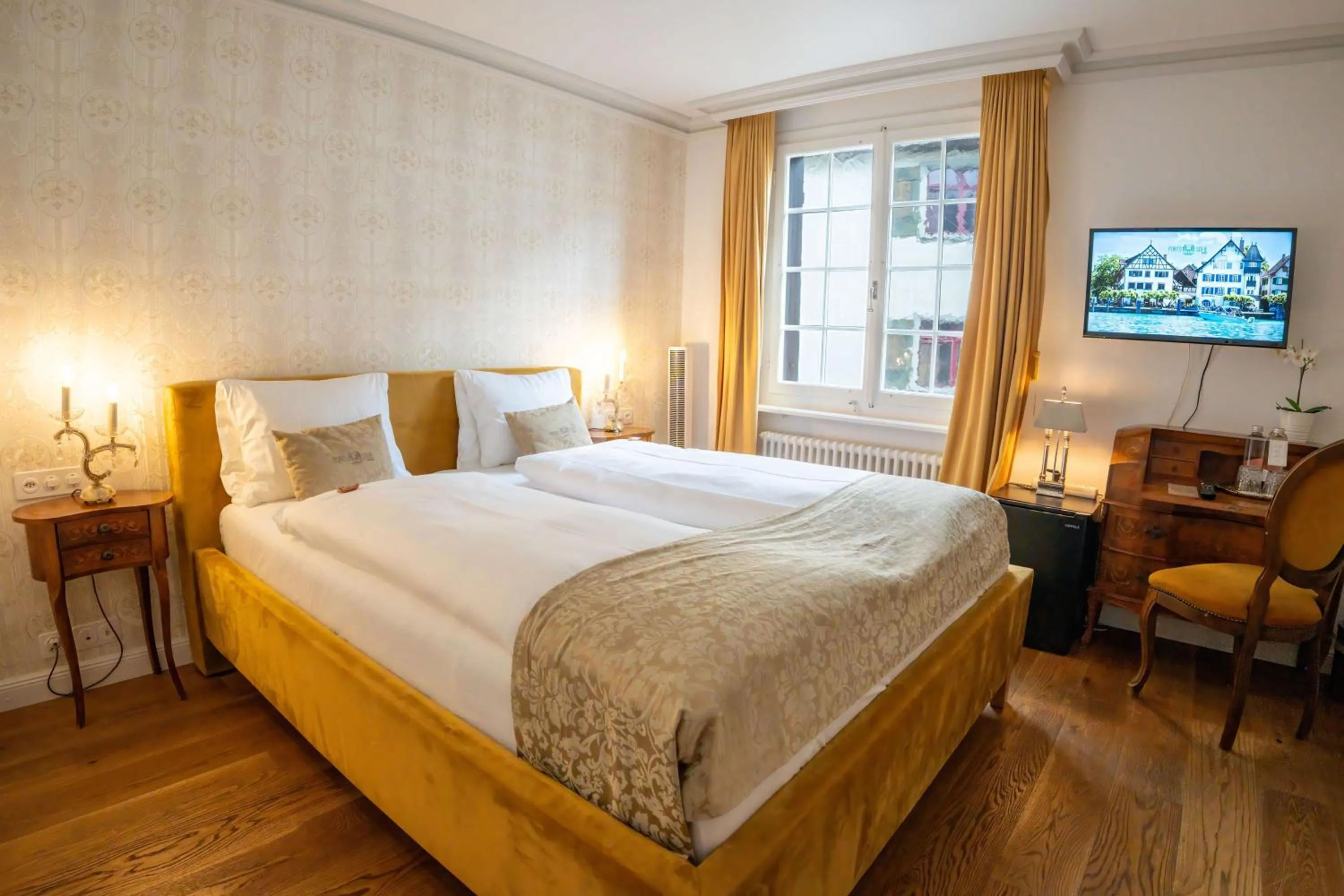 Photo of the whole room, Bed in Hotel Porto Sofie Gottlieben