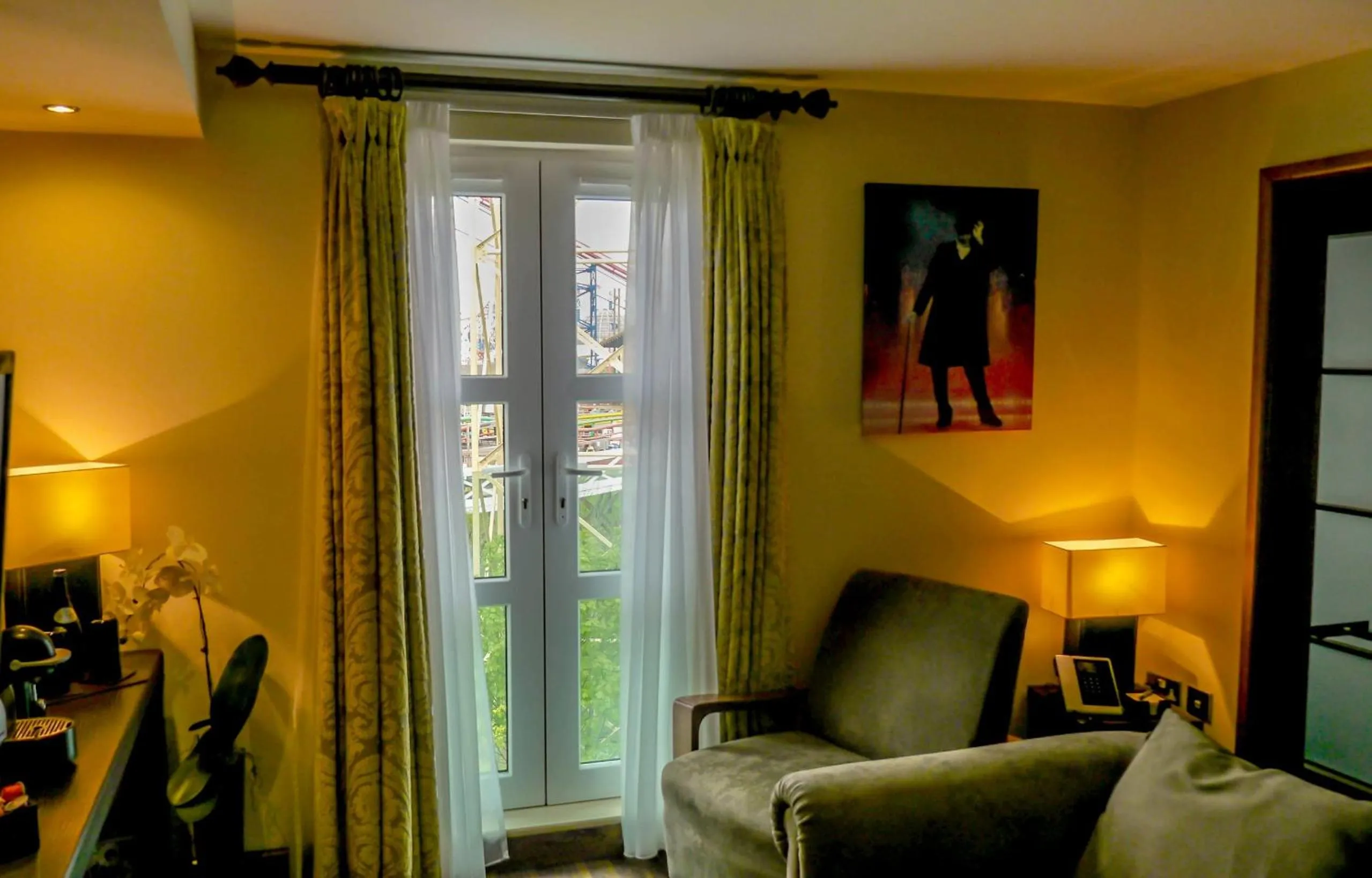 Coffee/tea facilities, Bed in The Big Blue Hotel - Blackpool Pleasure Beach