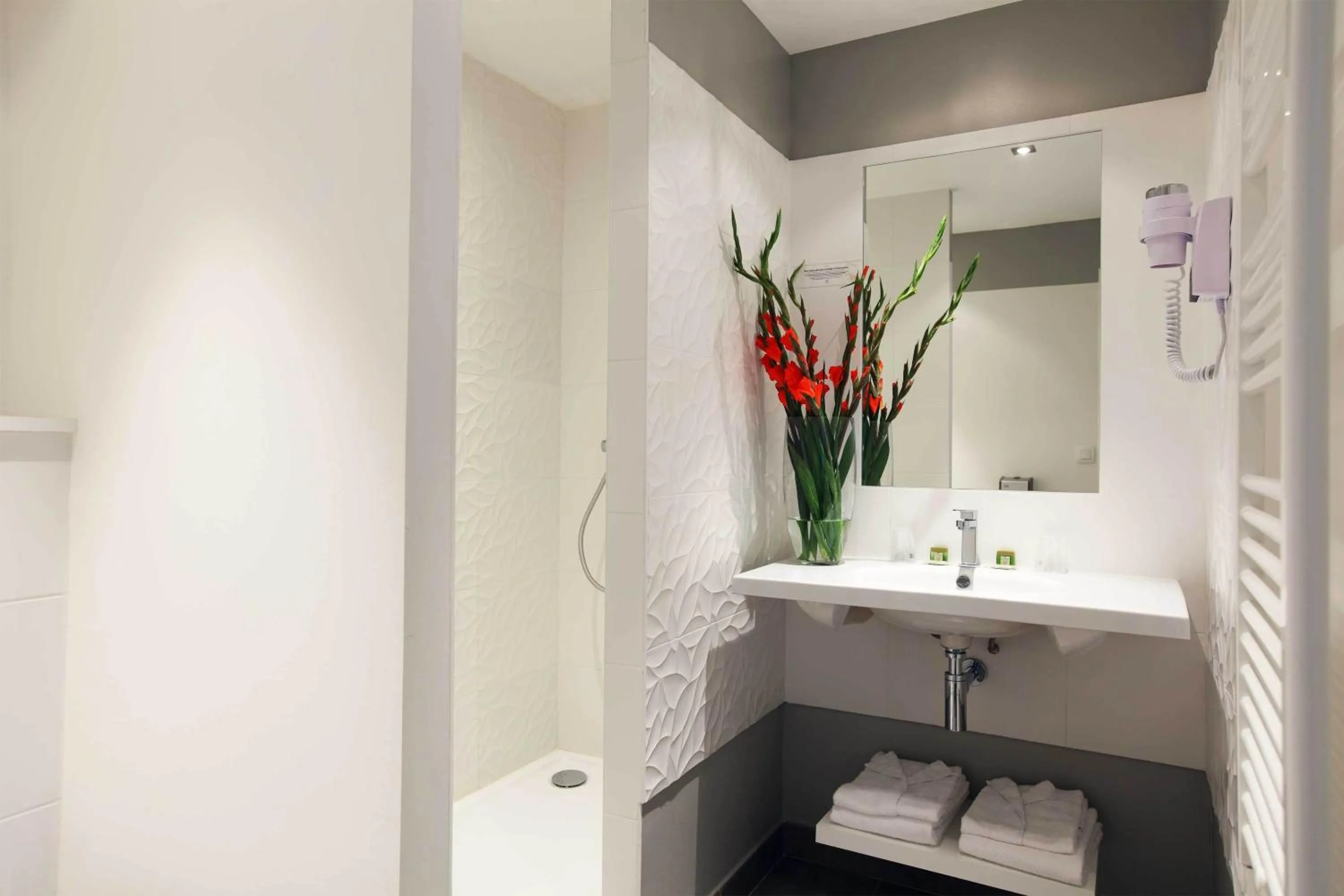 Shower in Logis Hotel La Croix Blanche Fontevraud