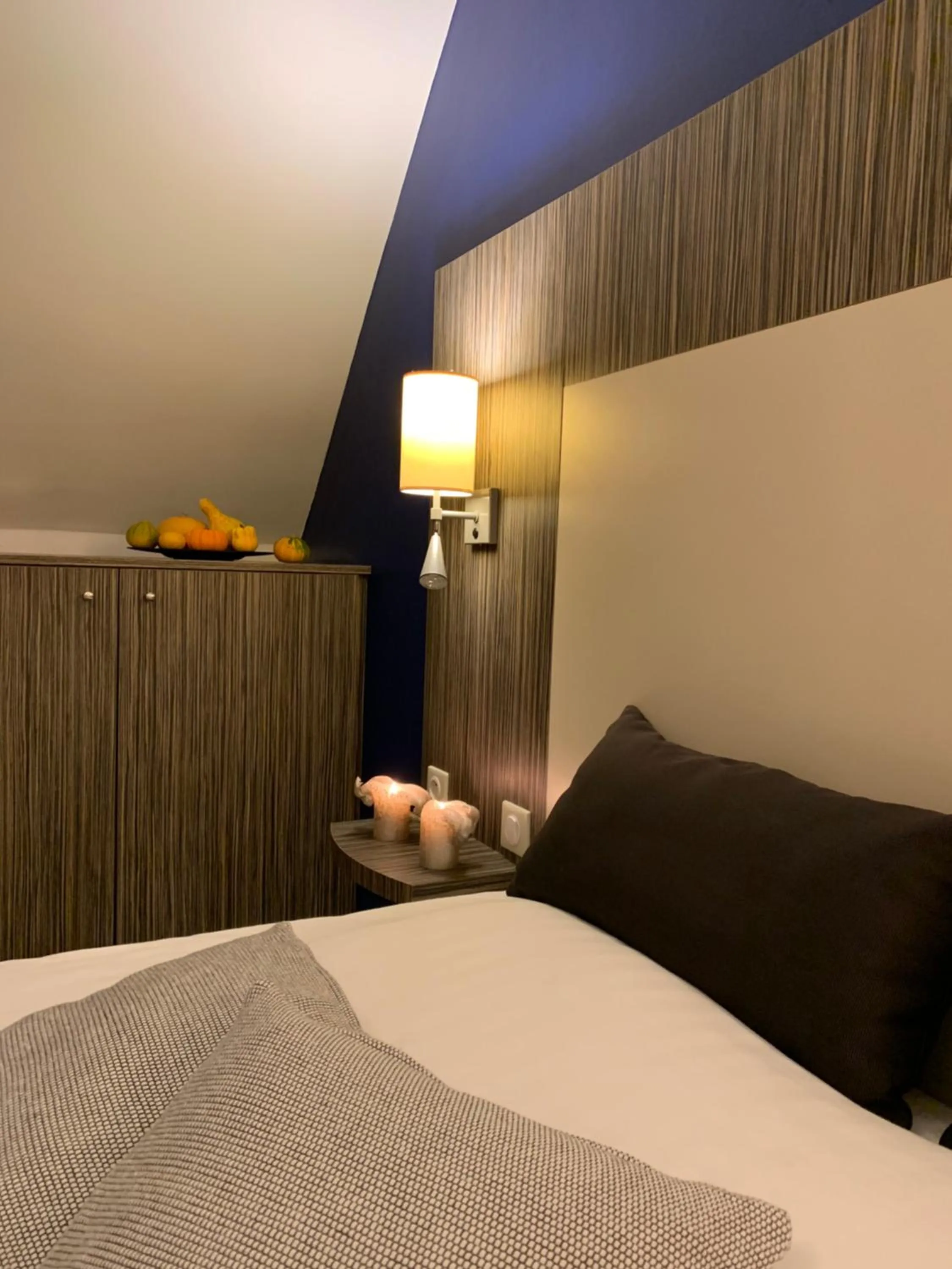 Bed in Logis Hotel La Croix Blanche Fontevraud