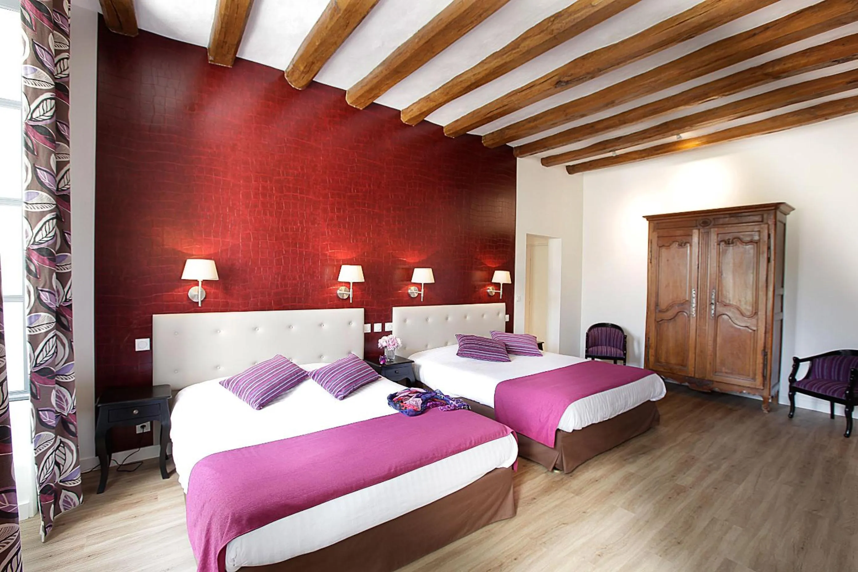 Bed in Logis Hotel La Croix Blanche Fontevraud