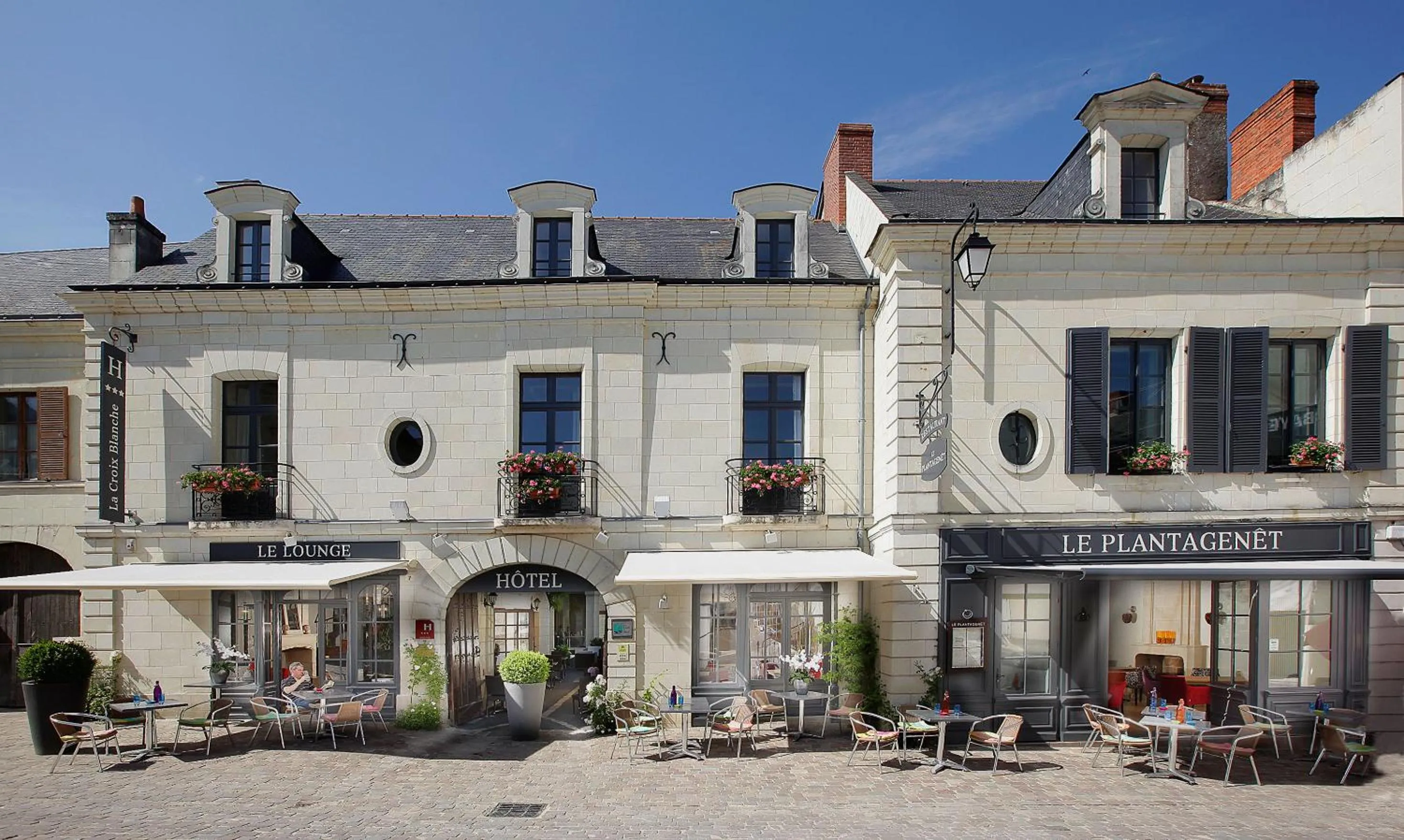 Property building in Logis Hotel La Croix Blanche Fontevraud
