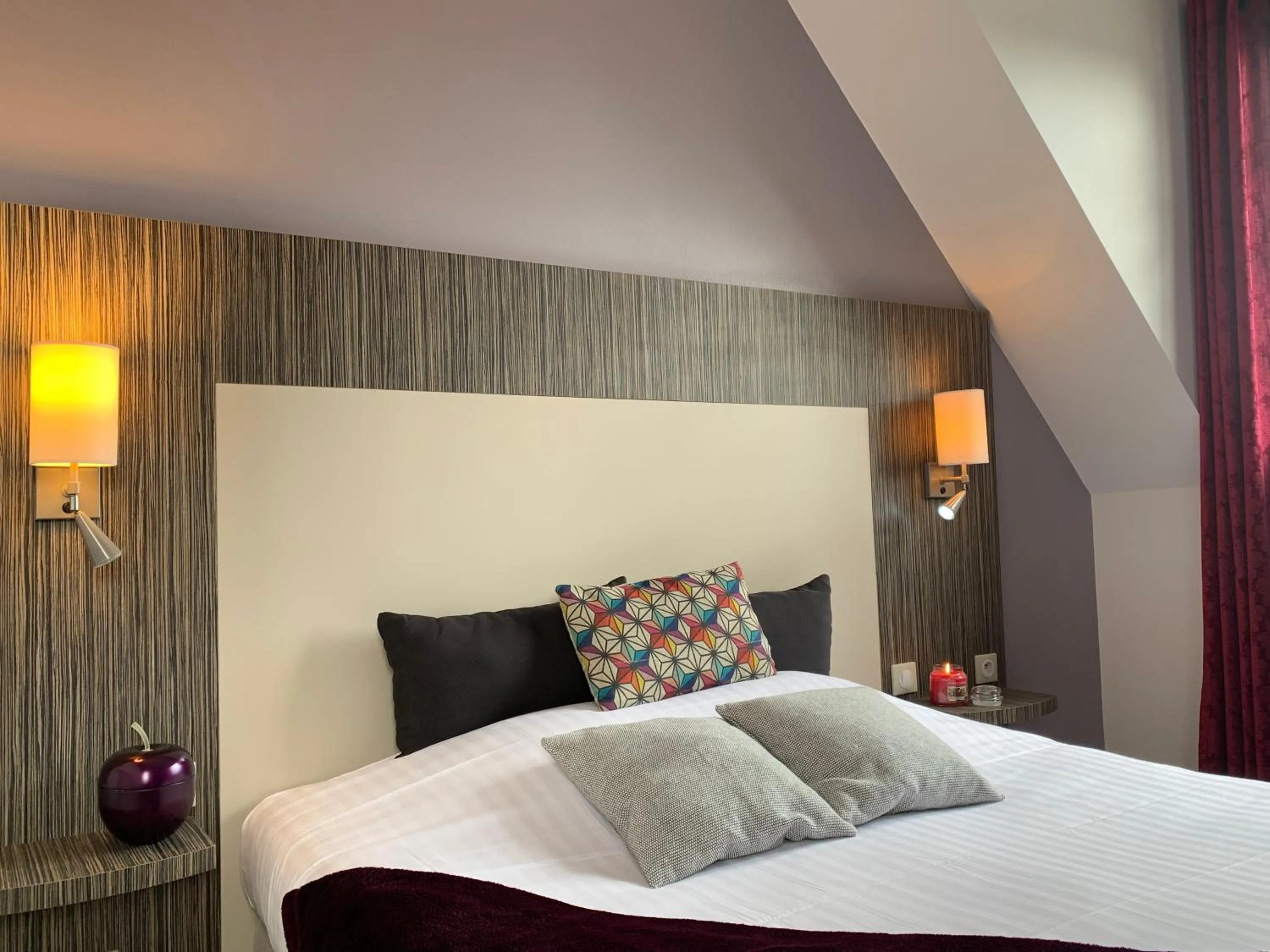 Bed in Logis Hotel La Croix Blanche Fontevraud