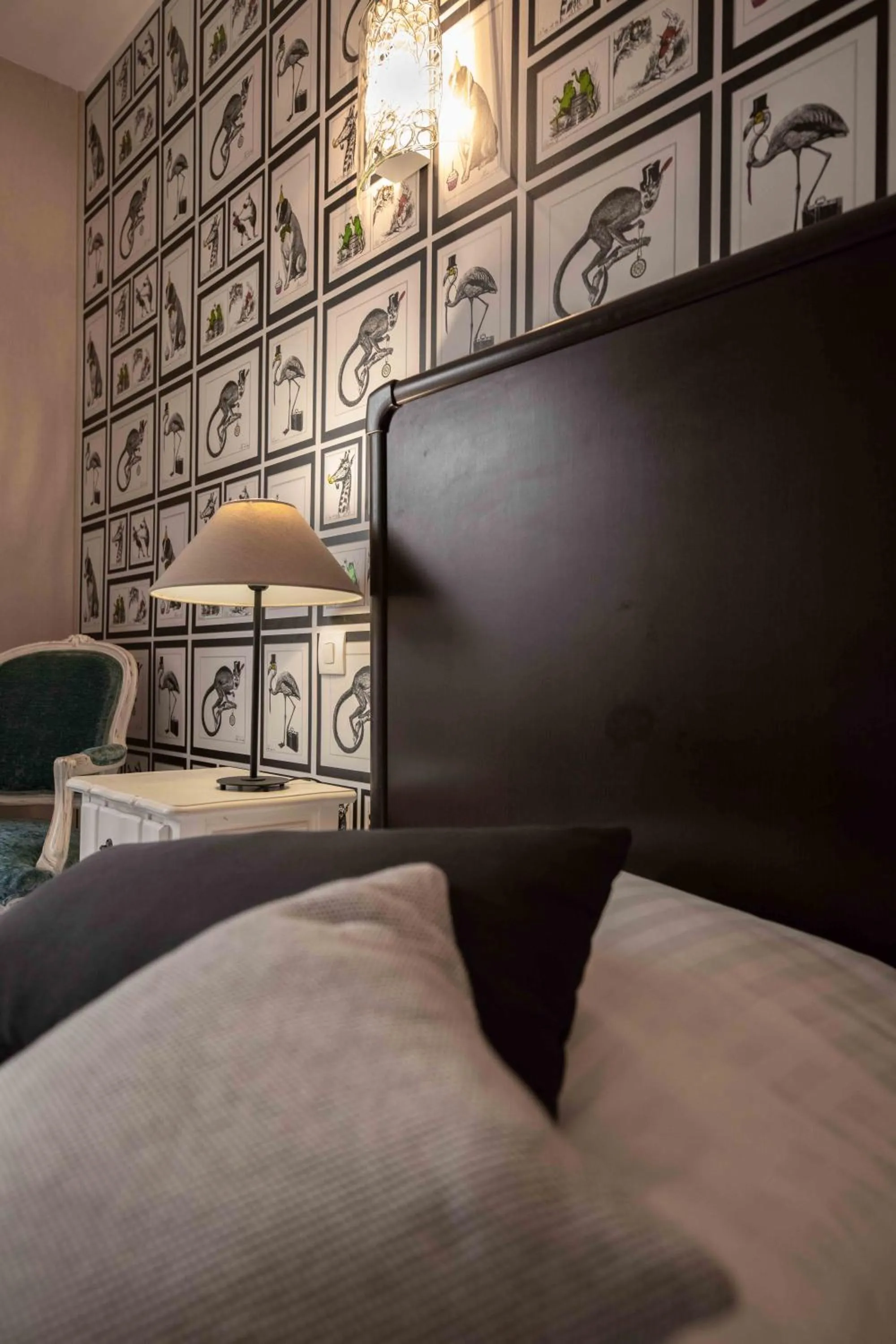 Bed in Logis Hotel La Croix Blanche Fontevraud