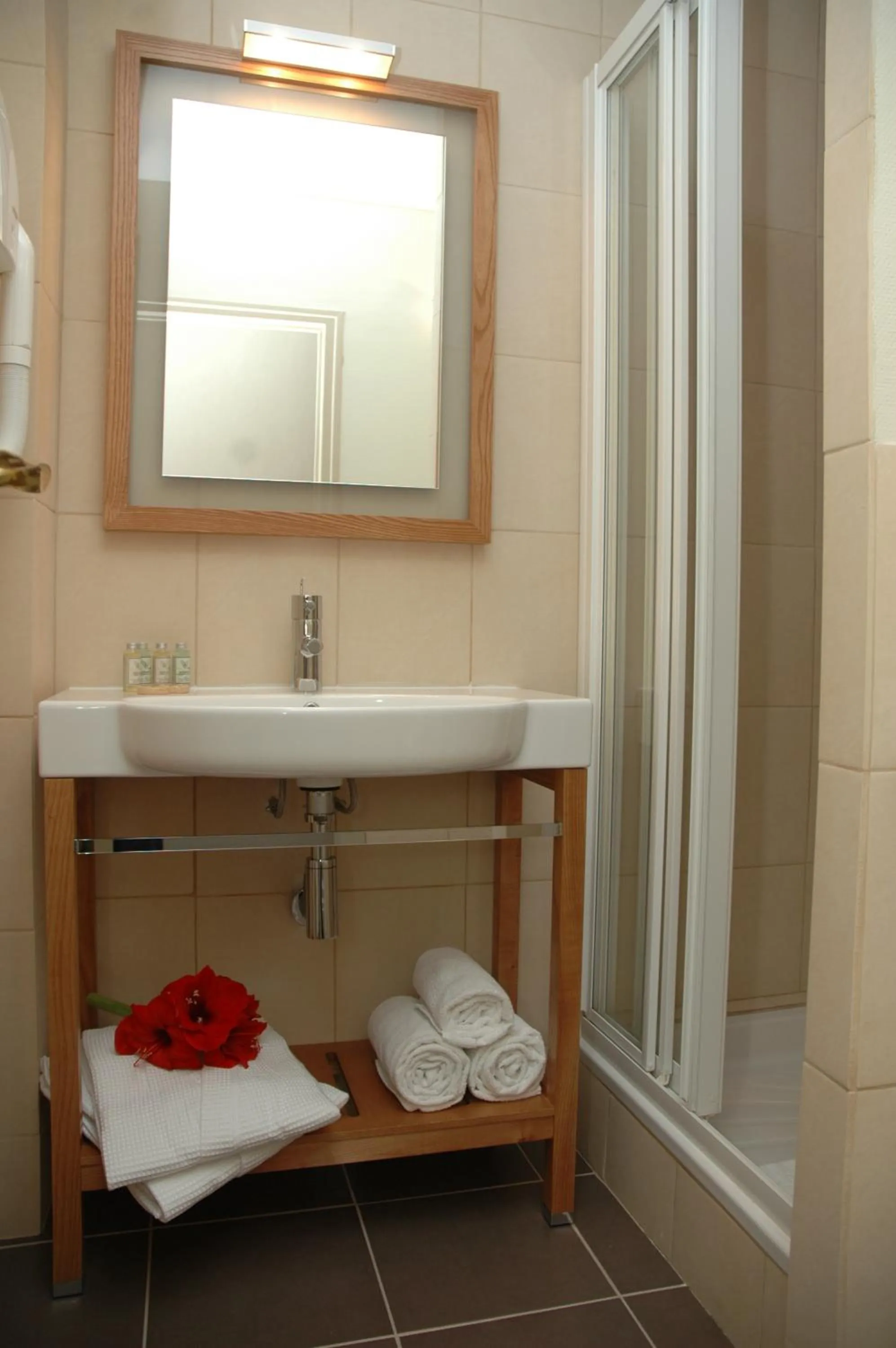 Bathroom in Logis Hotel La Croix Blanche Fontevraud