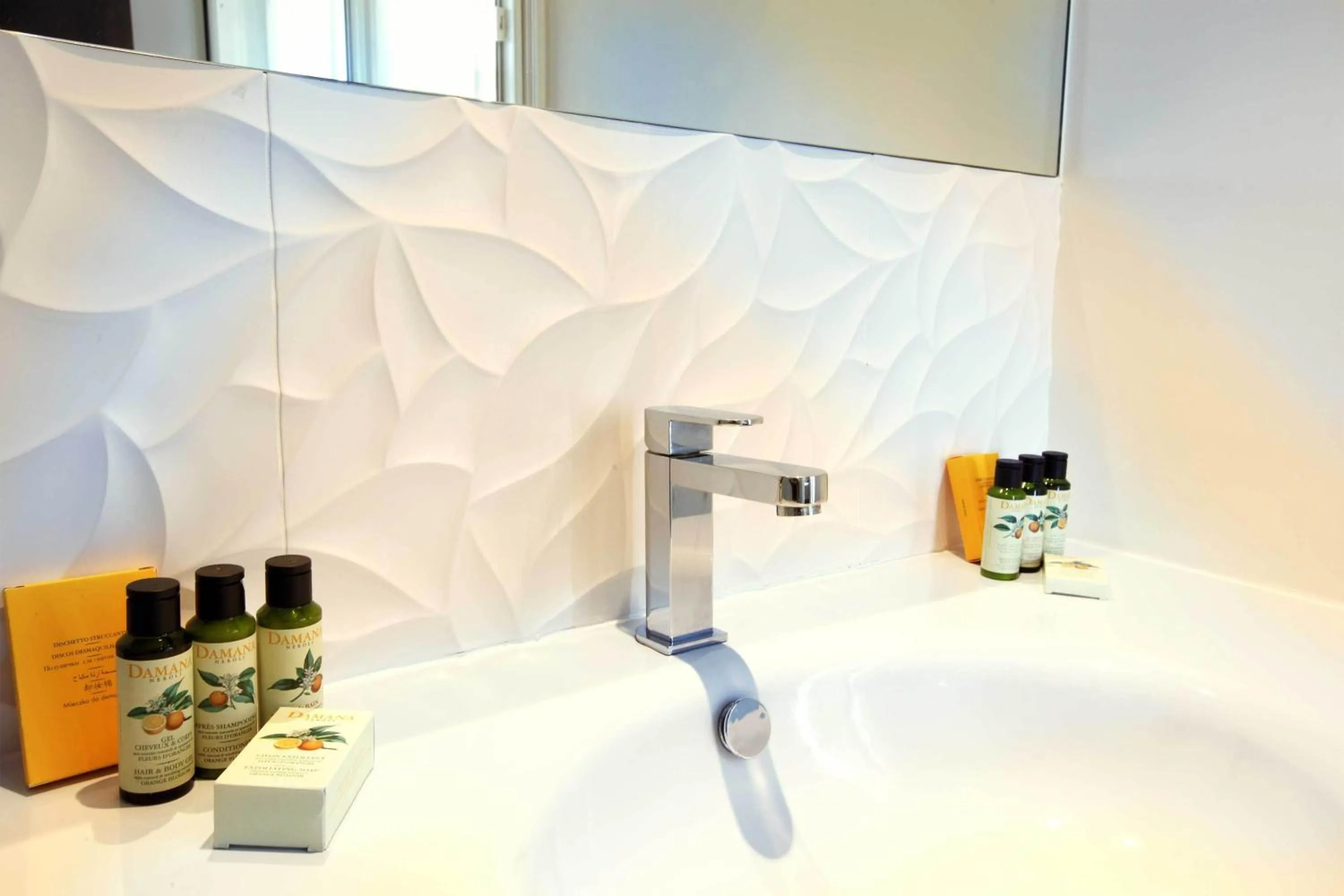 Shower in Logis Hotel La Croix Blanche Fontevraud